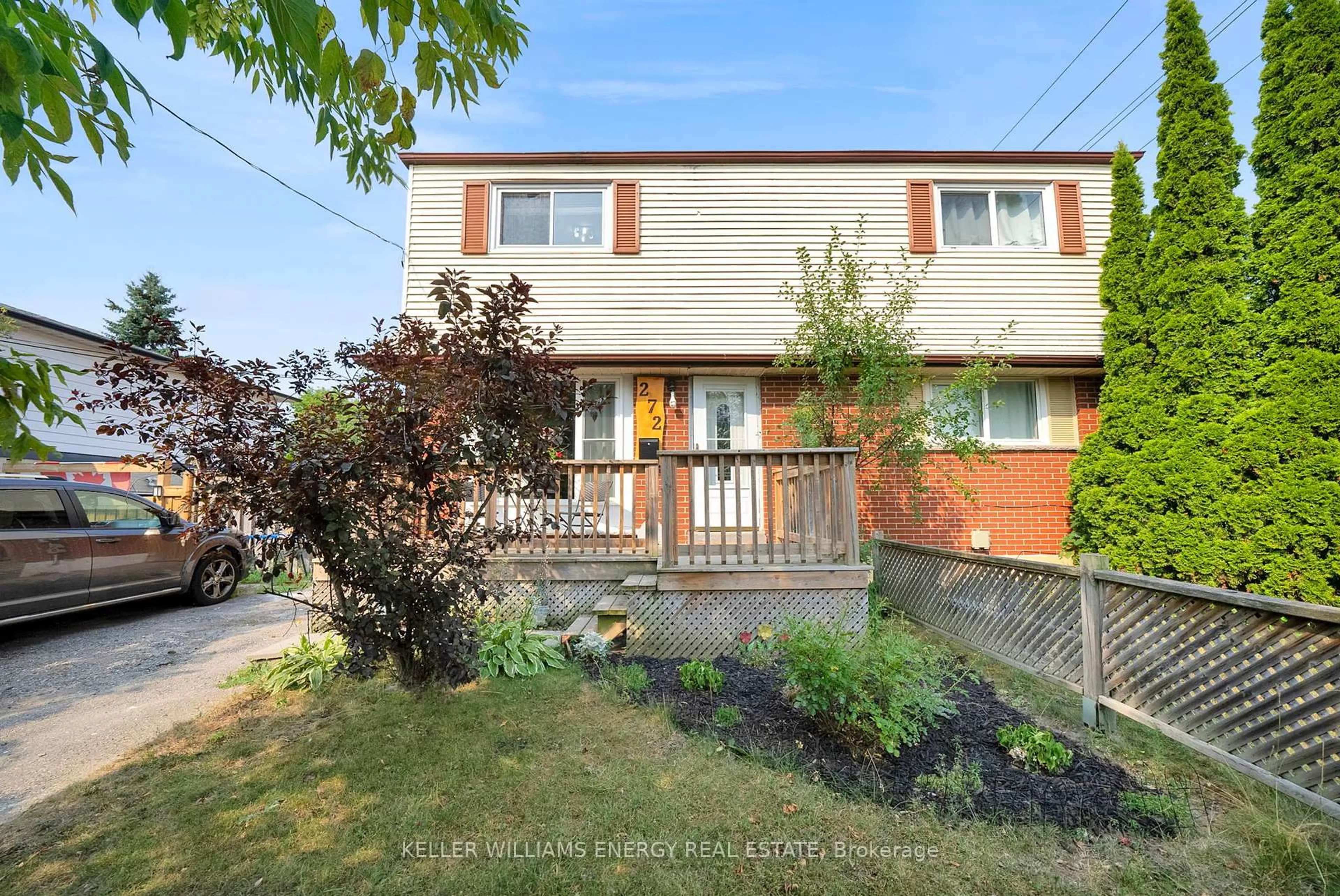 A pic from outside/outdoor area/front of a property/back of a property/a pic from drone, street for 272 Durham Crt, Oshawa Ontario L1J 5R4