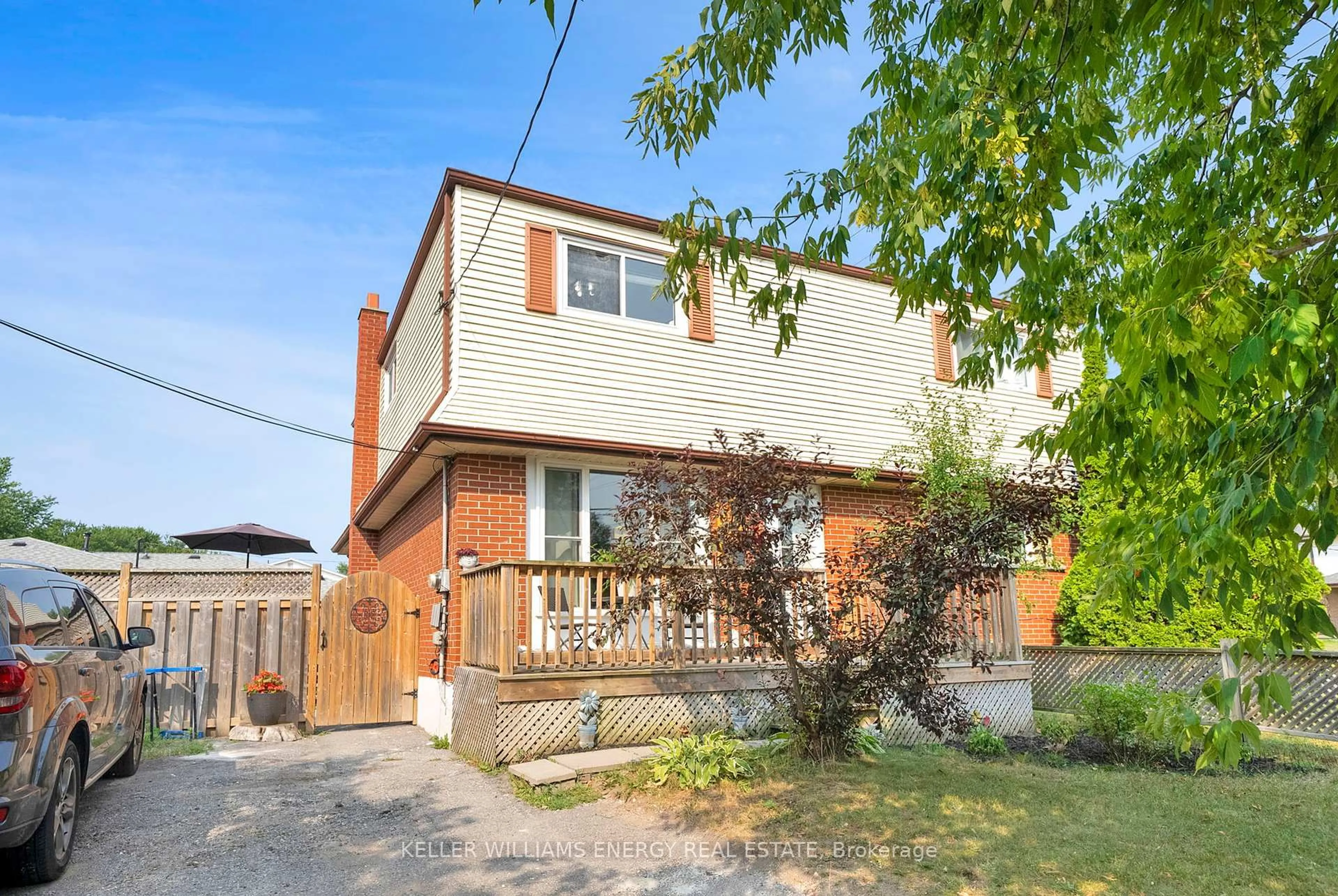 Home with brick exterior material, street for 272 Durham Crt, Oshawa Ontario L1J 5R4