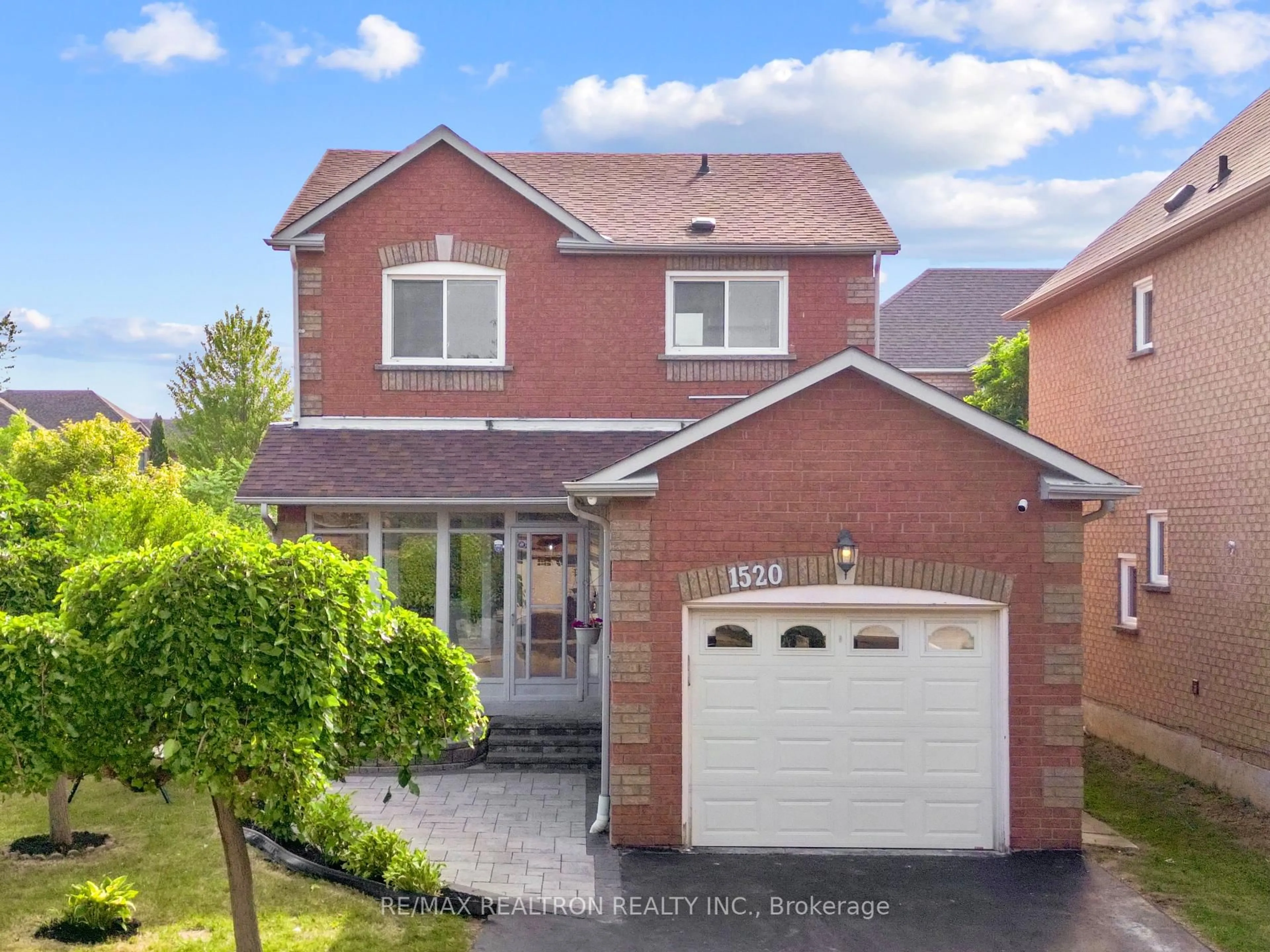 A pic from outside/outdoor area/front of a property/back of a property/a pic from drone, street for 1520 Sandhurst Cres, Pickering Ontario L1V 6Y6