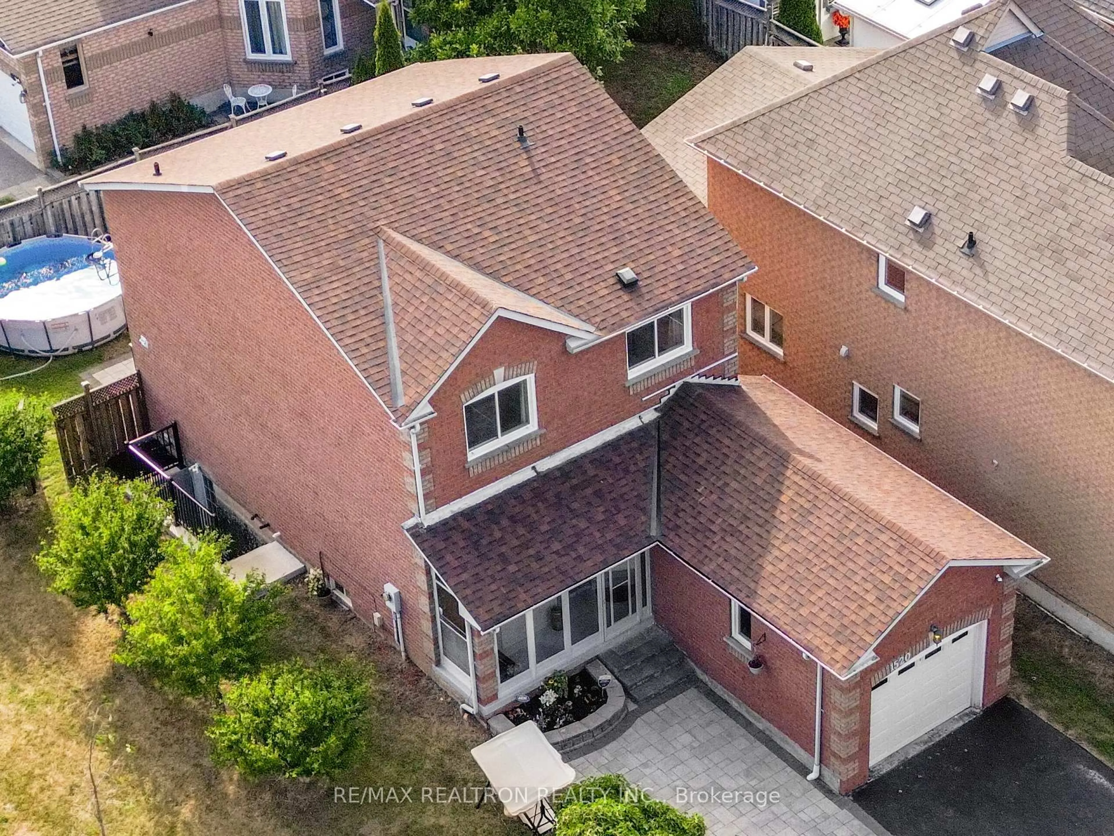 A pic from outside/outdoor area/front of a property/back of a property/a pic from drone, street for 1520 Sandhurst Cres, Pickering Ontario L1V 6Y6