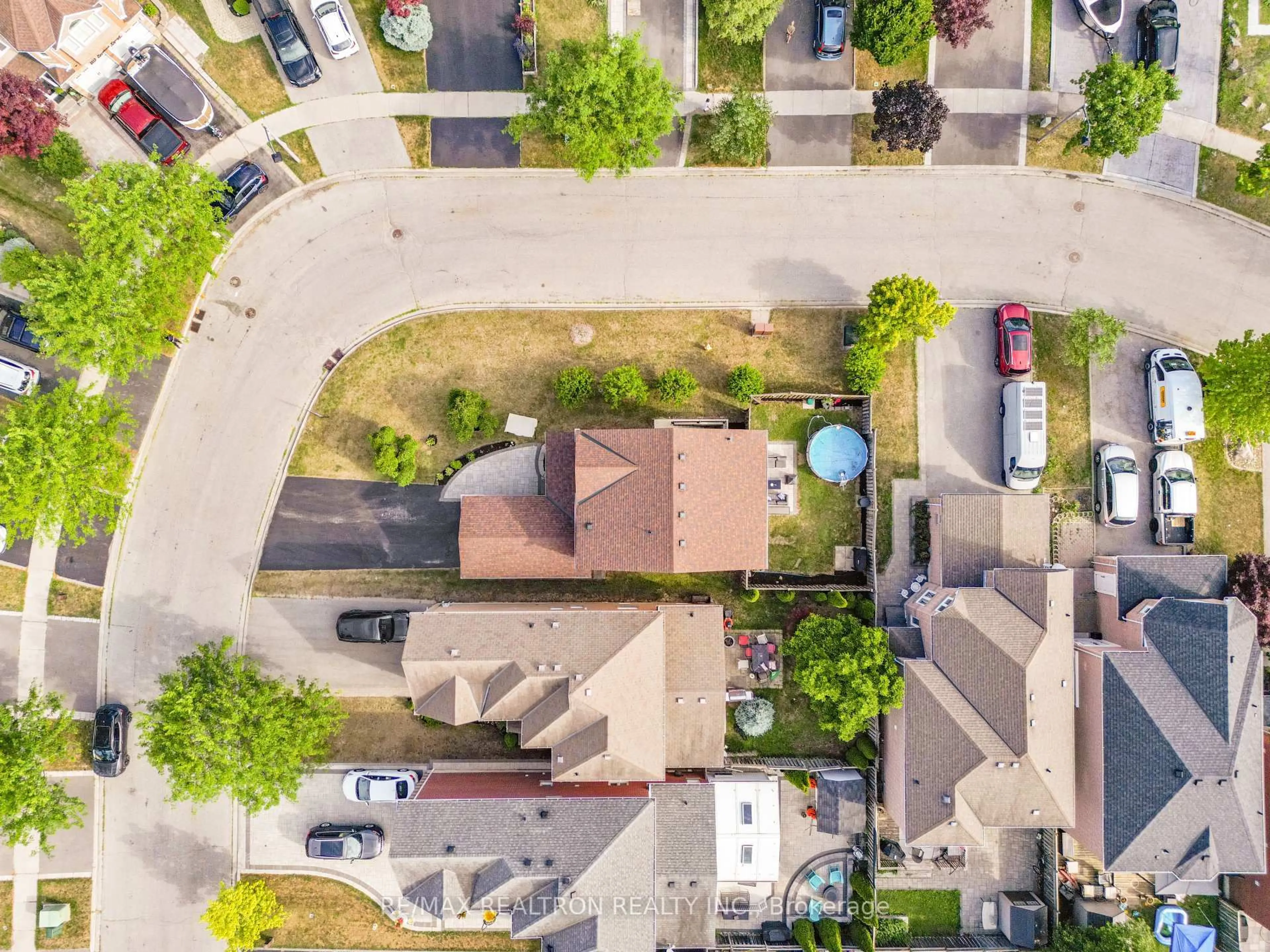 A pic from outside/outdoor area/front of a property/back of a property/a pic from drone, street for 1520 Sandhurst Cres, Pickering Ontario L1V 6Y6