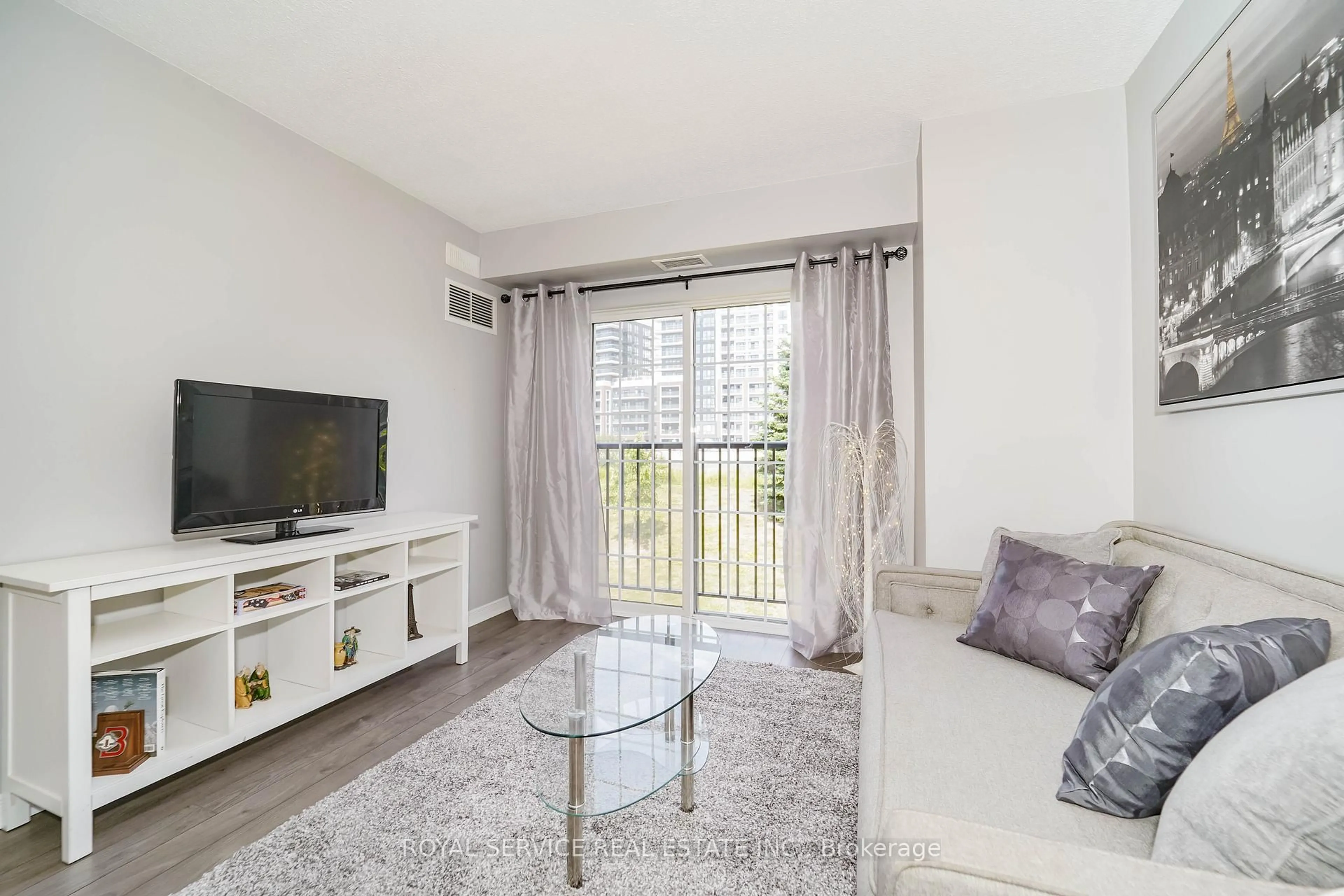 Living room with furniture, unknown for 90 Aspen Springs Dr #207, Clarington Ontario L1C 5N3