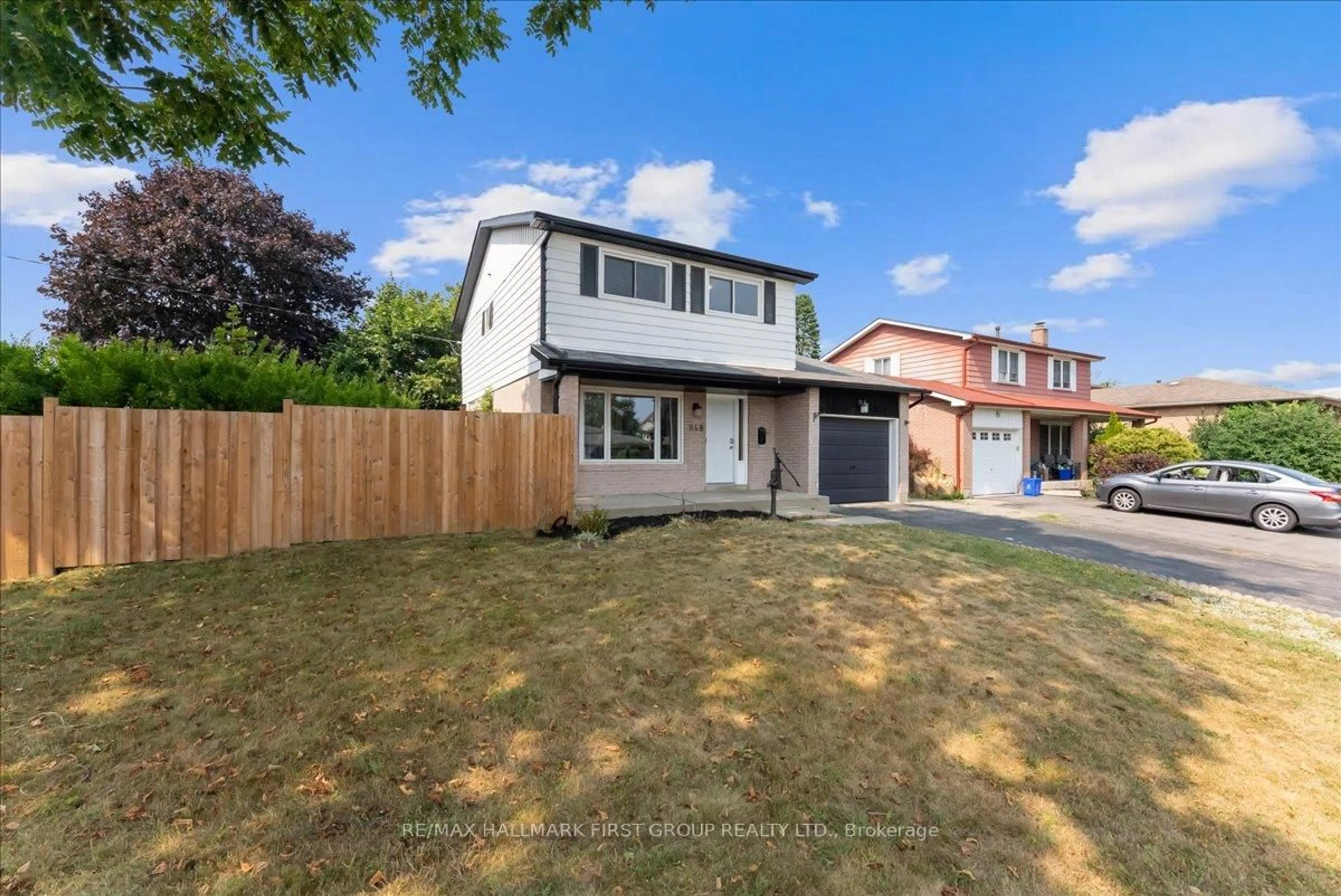 A pic from outside/outdoor area/front of a property/back of a property/a pic from drone, street for 948 Cecylia Crt, Pickering Ontario L1W 2Y1