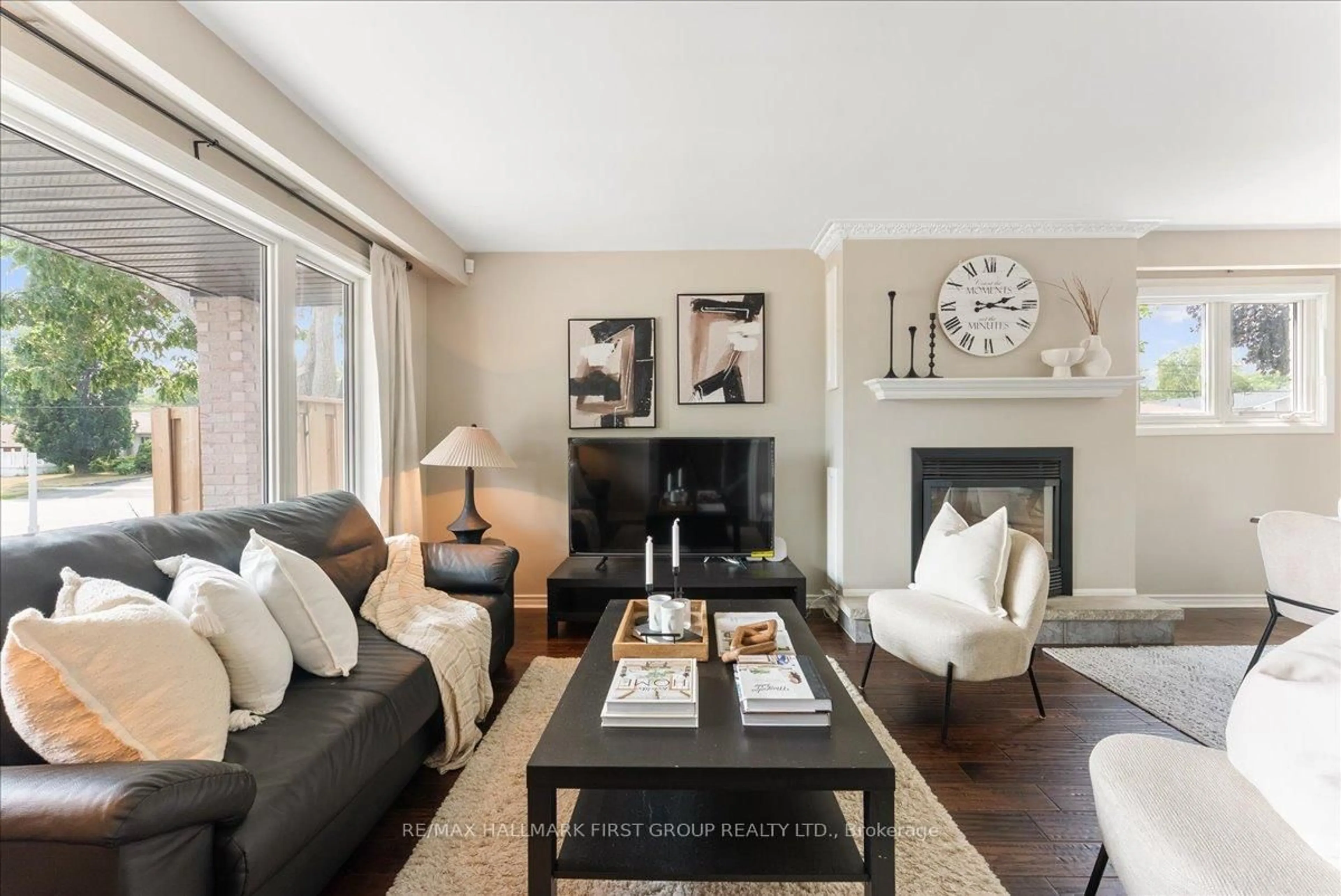 Living room with furniture, unknown for 948 Cecylia Crt, Pickering Ontario L1W 2Y1