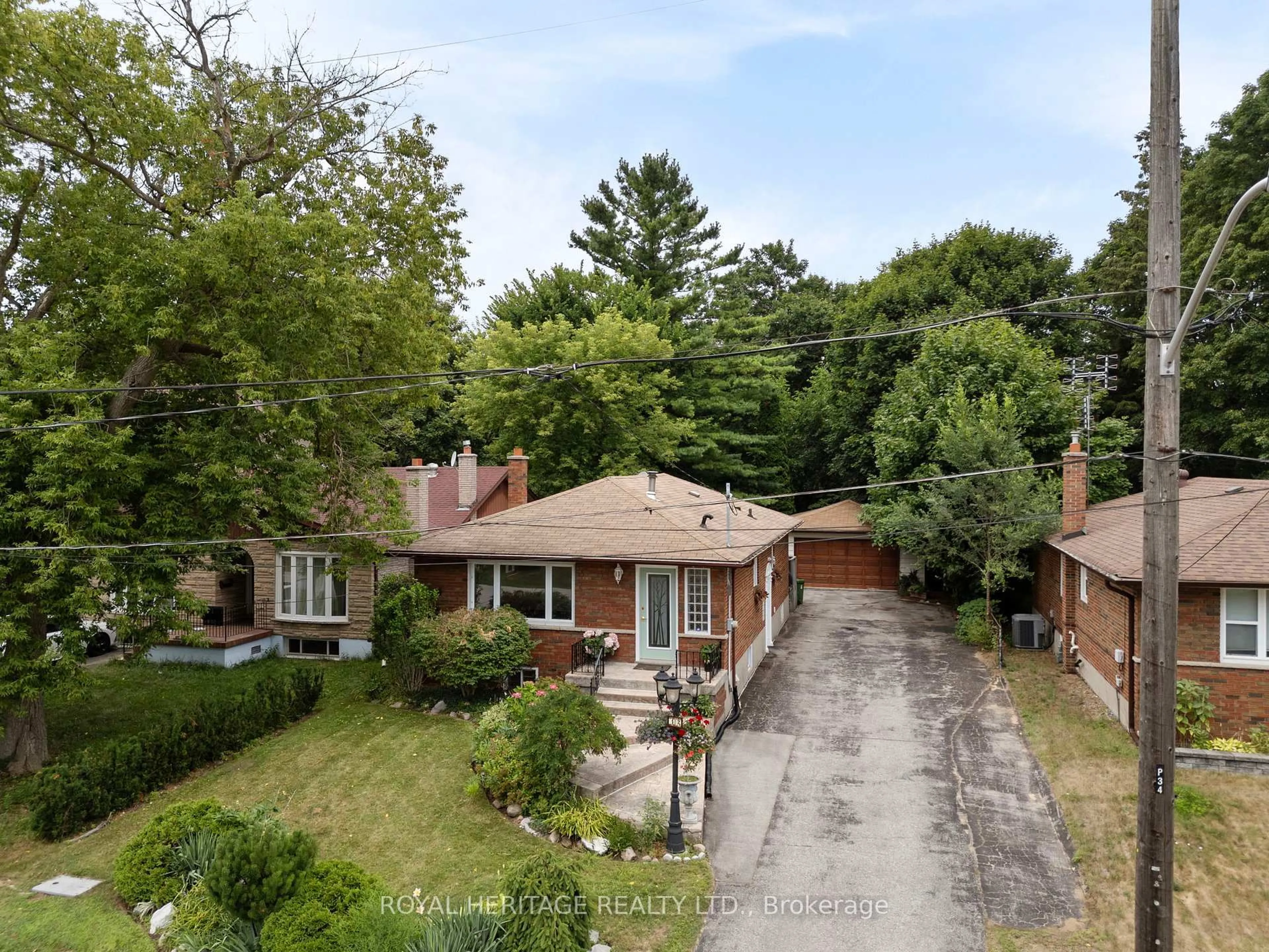 A pic from outside/outdoor area/front of a property/back of a property/a pic from drone, street for 32 Beath St, Toronto Ontario M1E 3J3