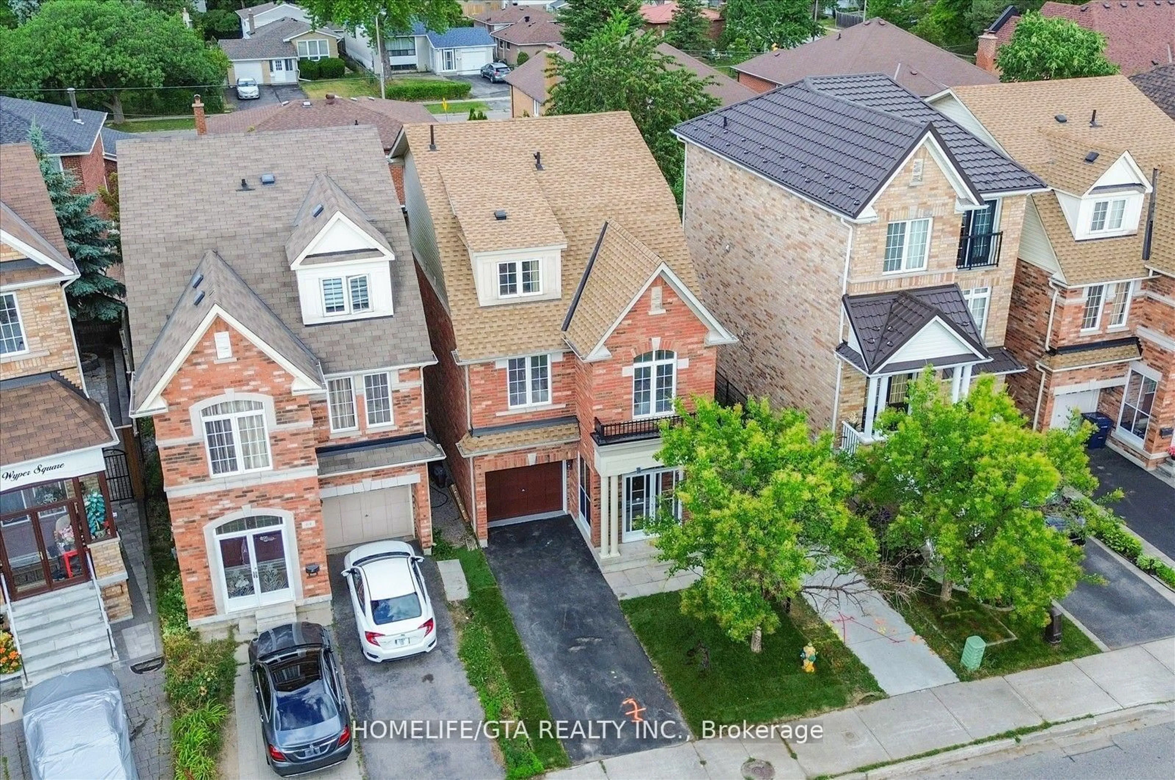 A pic from outside/outdoor area/front of a property/back of a property/a pic from drone, street for 62 Wyper Sq, Toronto Ontario M1S 0B3