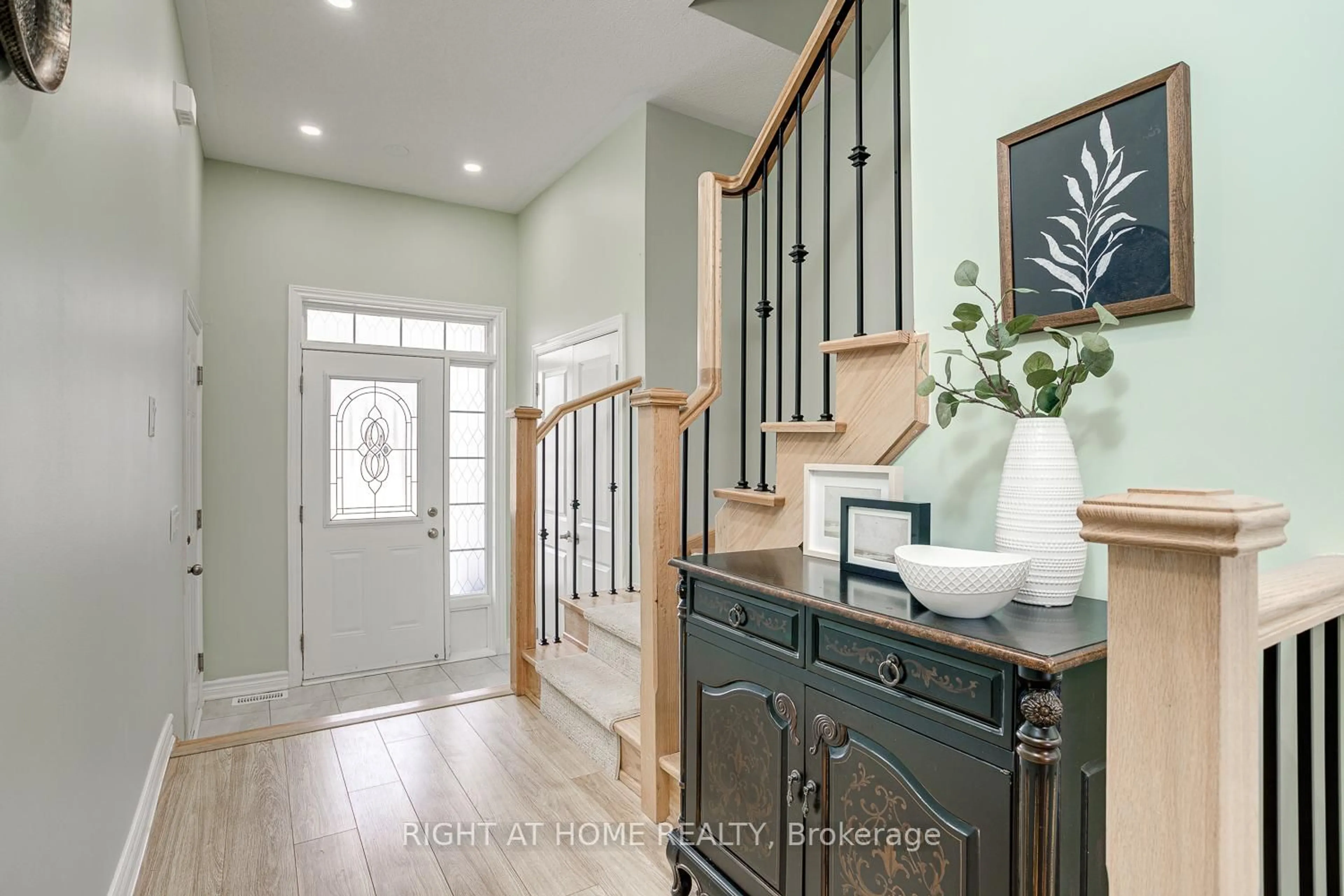 Indoor entryway for 6 Southampton St, Scugog Ontario L9L 0A2