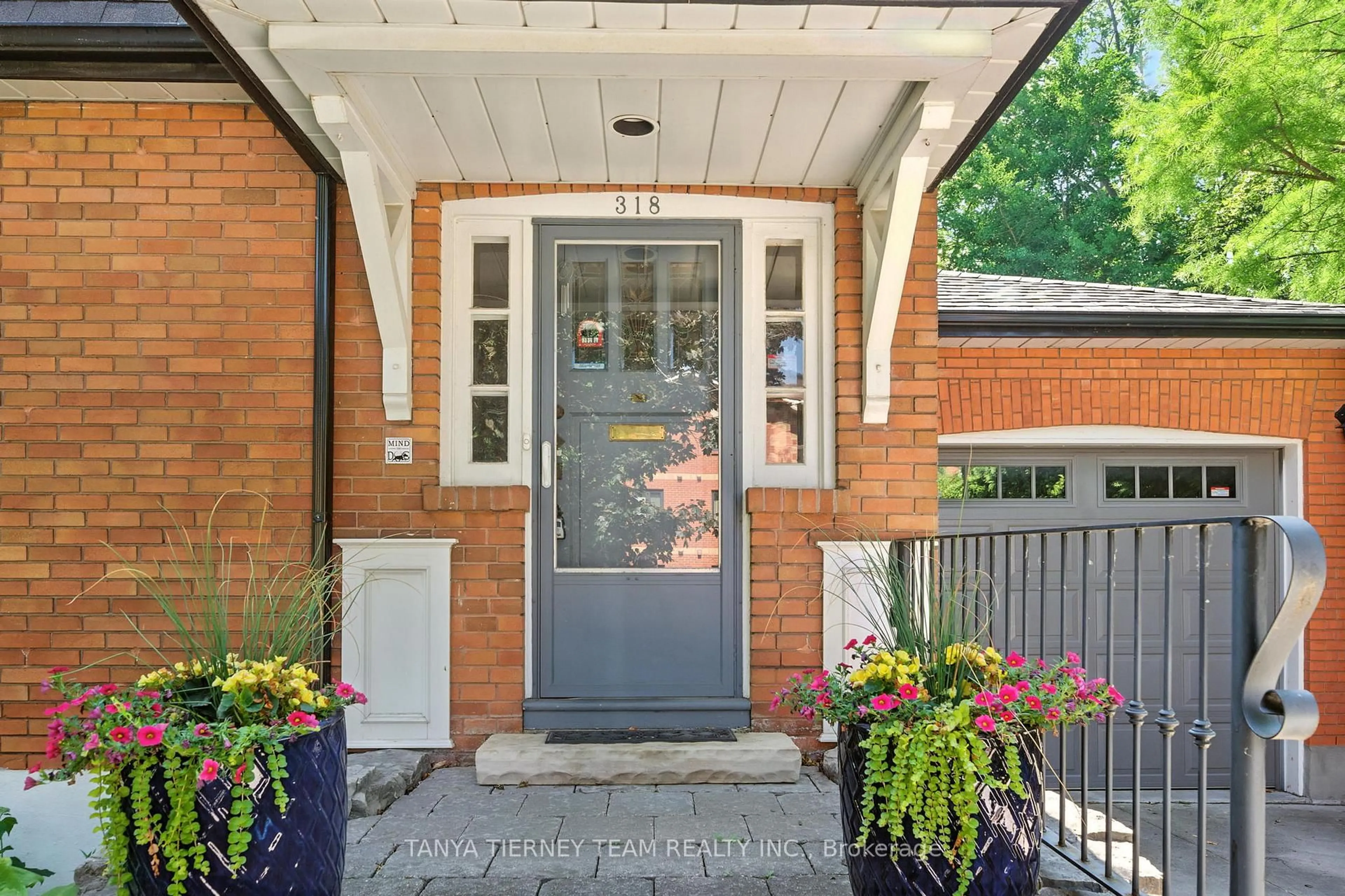 Indoor entryway for 318 Centre St, Whitby Ontario L1N 4V9