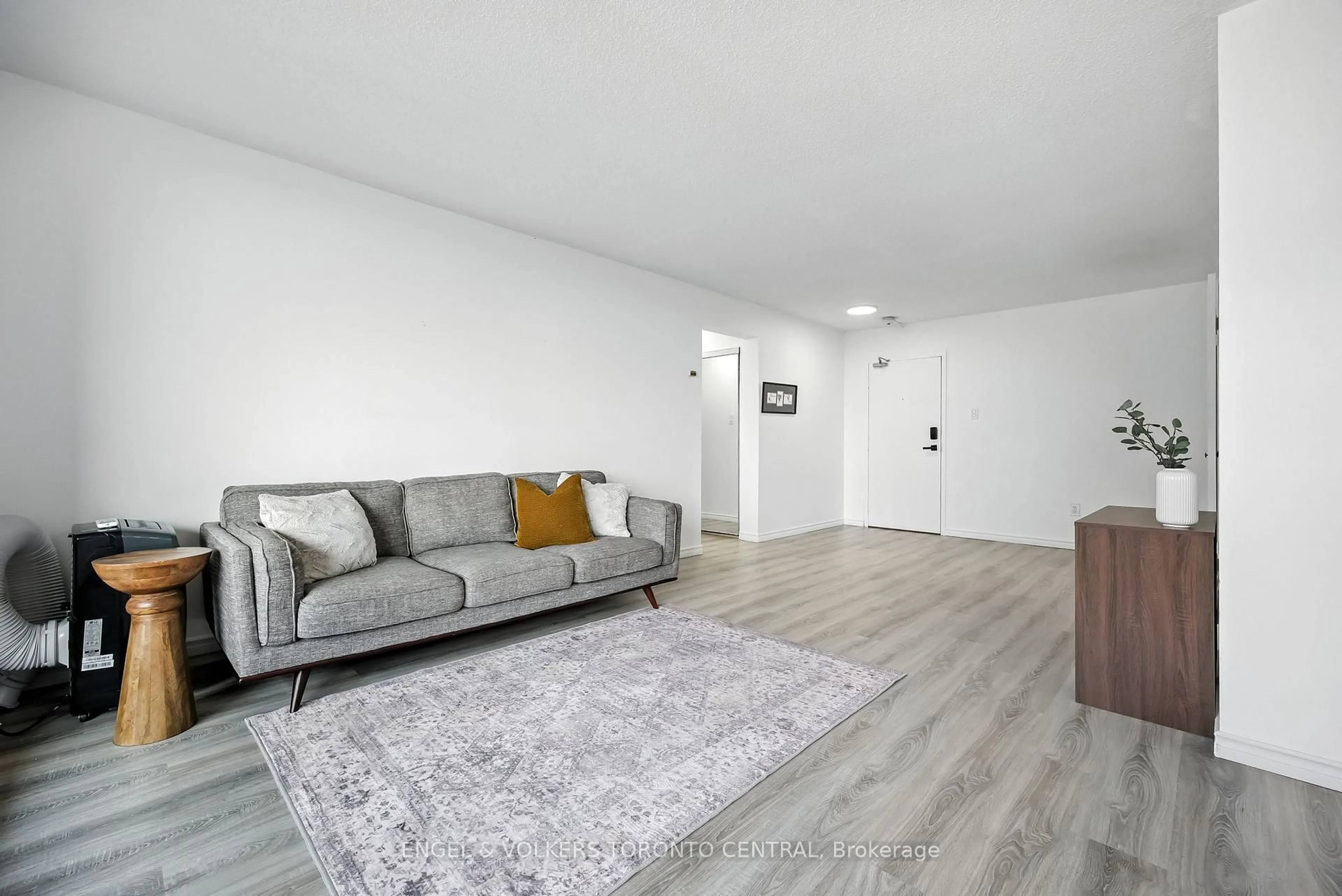 Living room with furniture, unknown for 1210 Radom St #910, Pickering Ontario L1W 2Z3