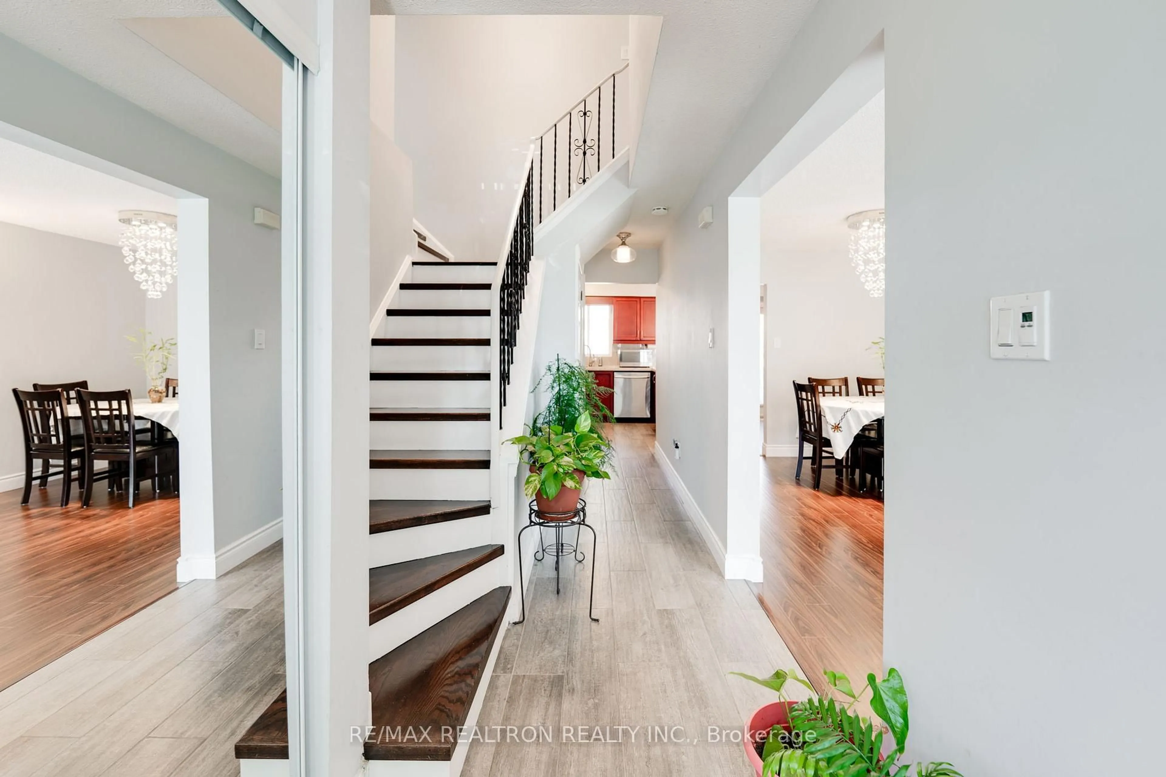 Indoor entryway for 1 Harrison Crt, Whitby Ontario L1N 6E2