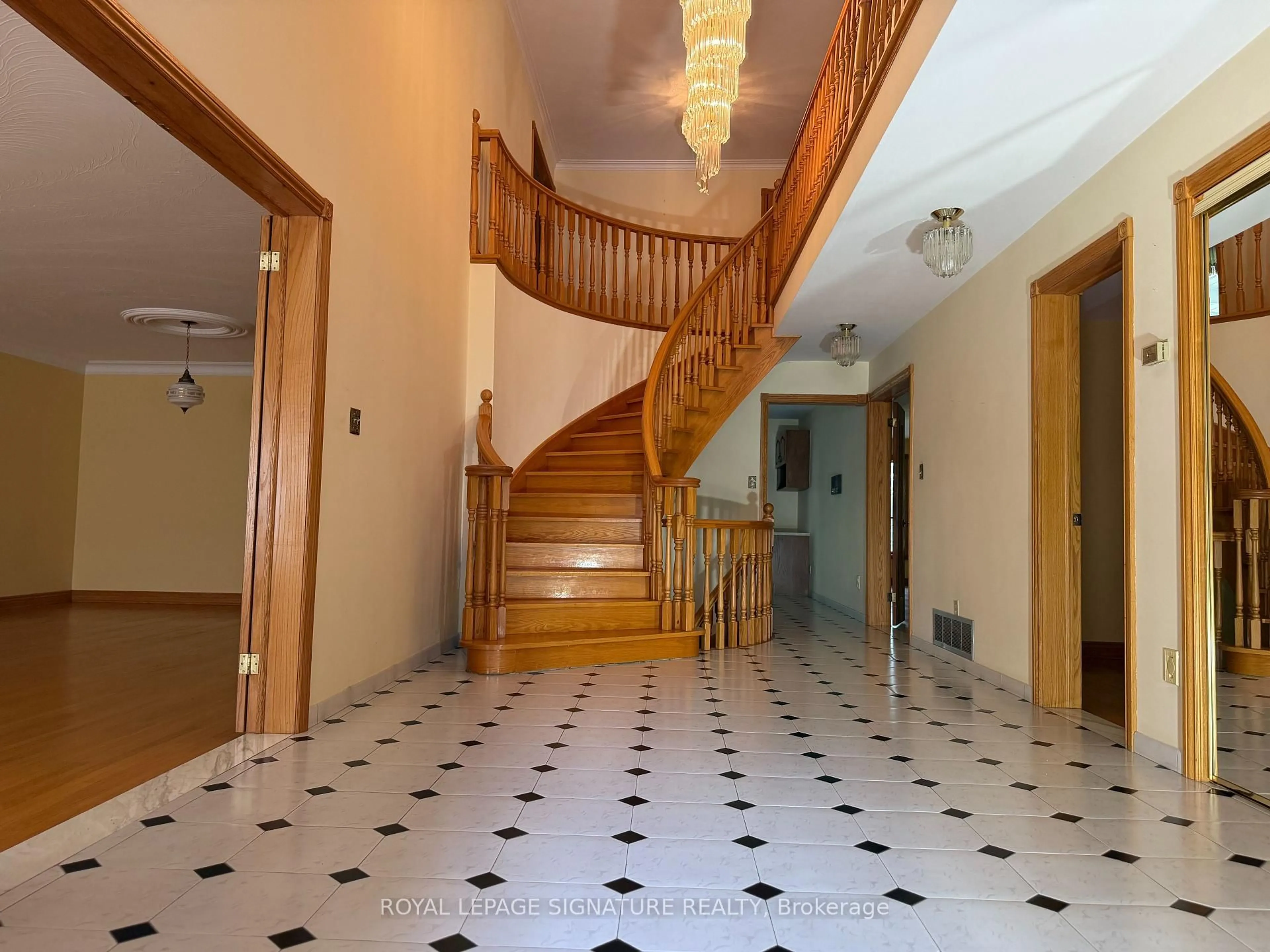 Indoor foyer for 450 O'Connor Dr, Toronto Ontario M4J 2W6