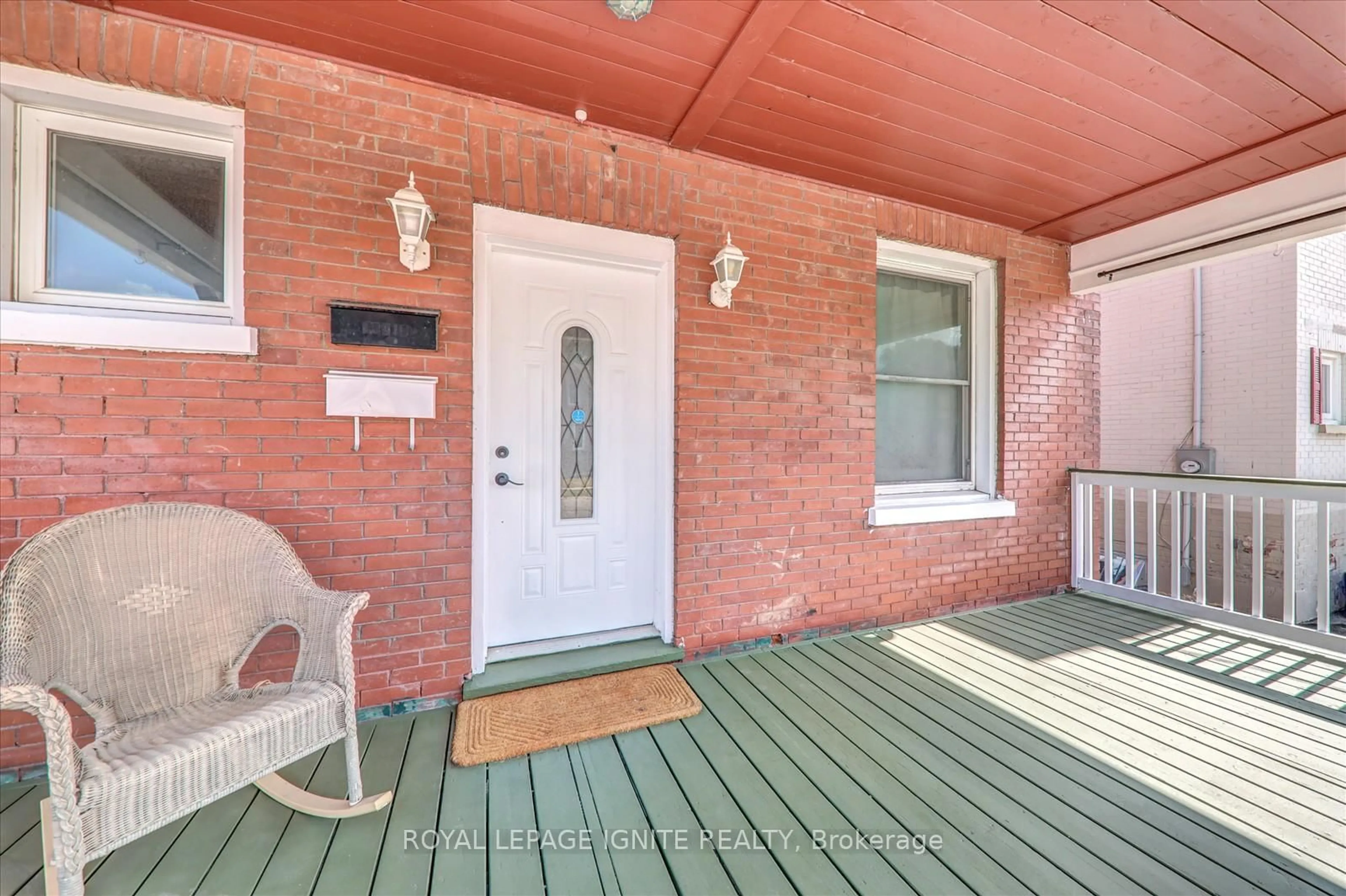 Indoor entryway for 21 Colborne St, Oshawa Ontario L1G 1L3