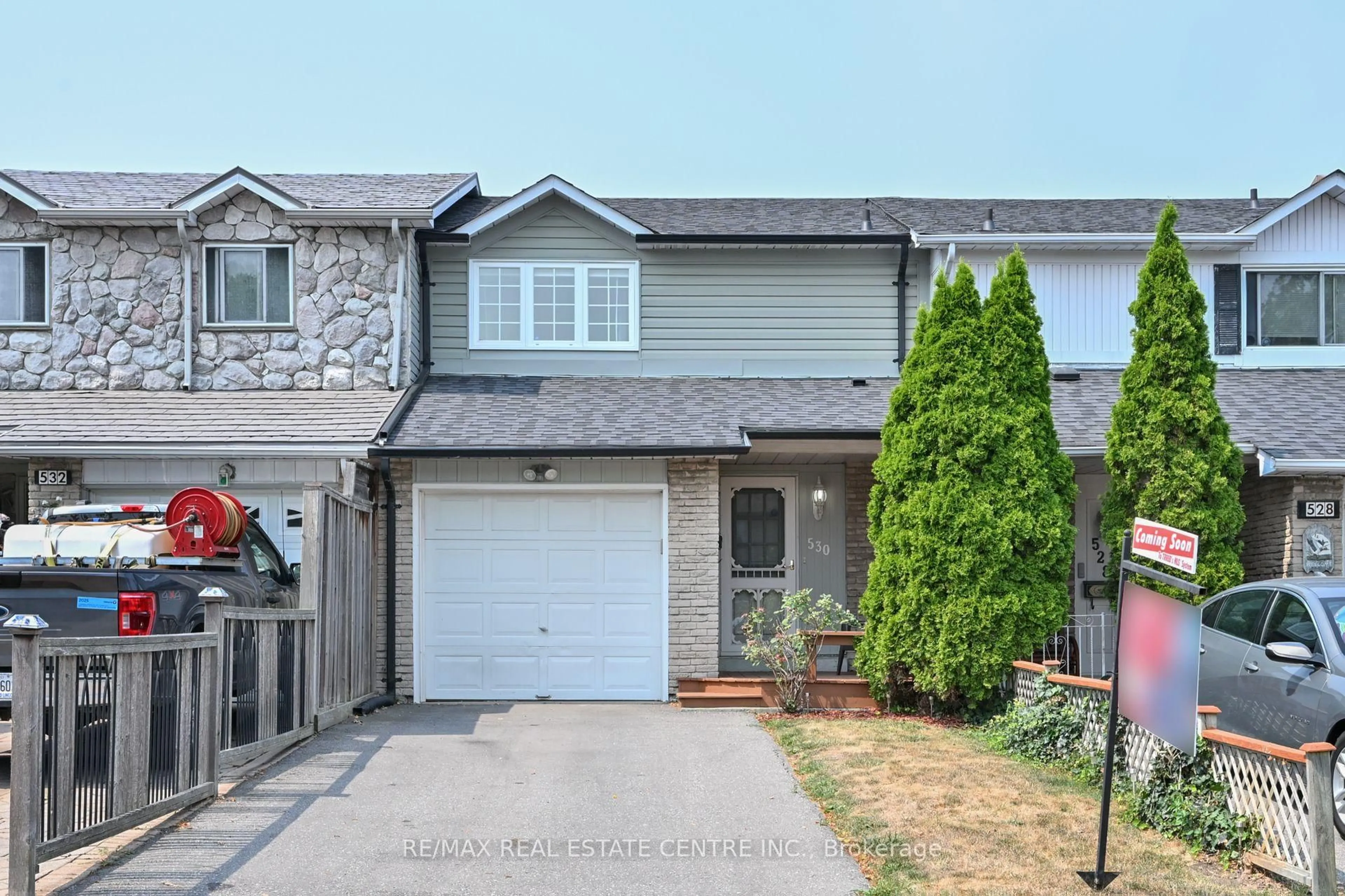 Home with vinyl exterior material, street for 530 Salisbury St, Oshawa Ontario L1J 6M1