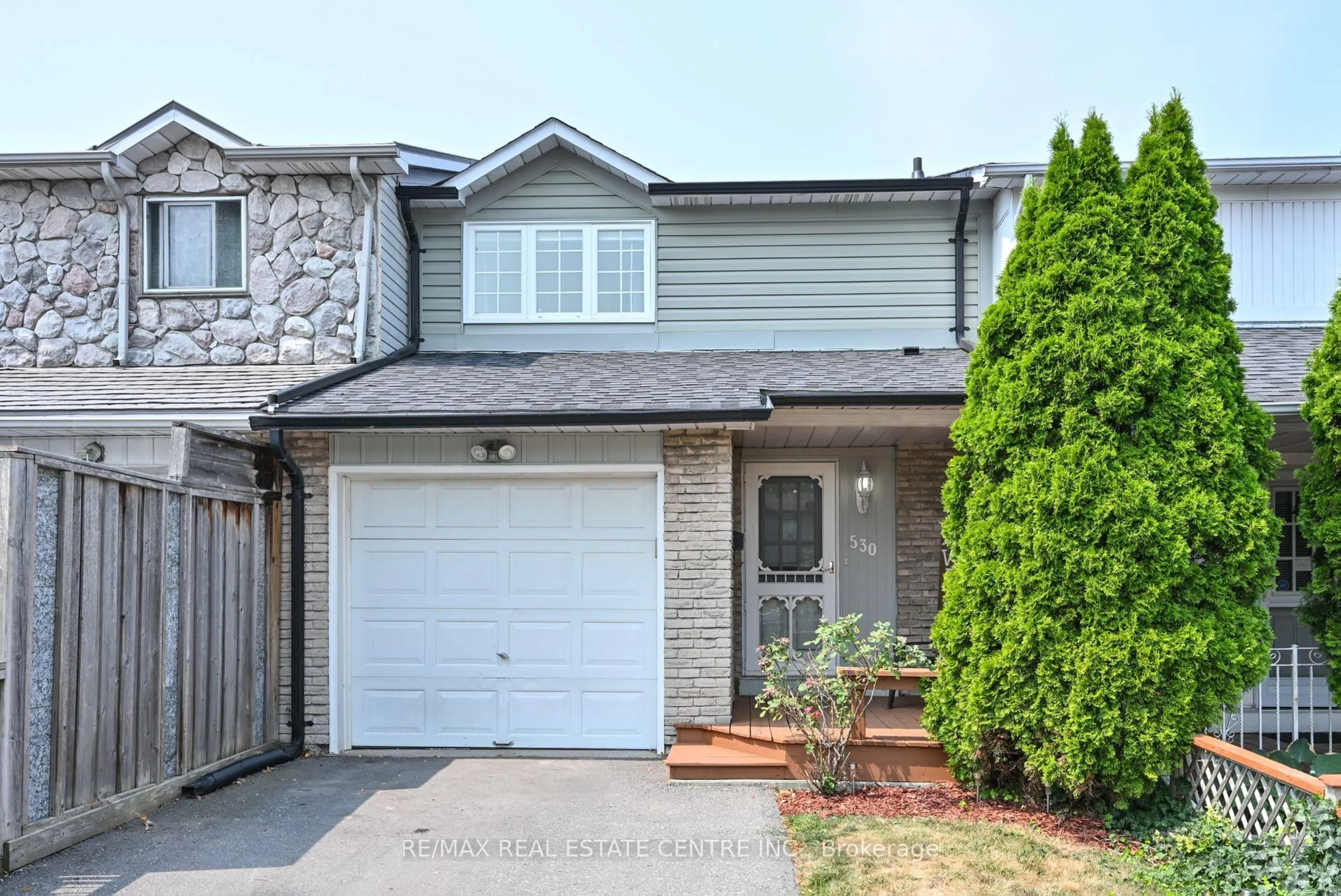 Home with vinyl exterior material, street for 530 Salisbury St, Oshawa Ontario L1J 6M1