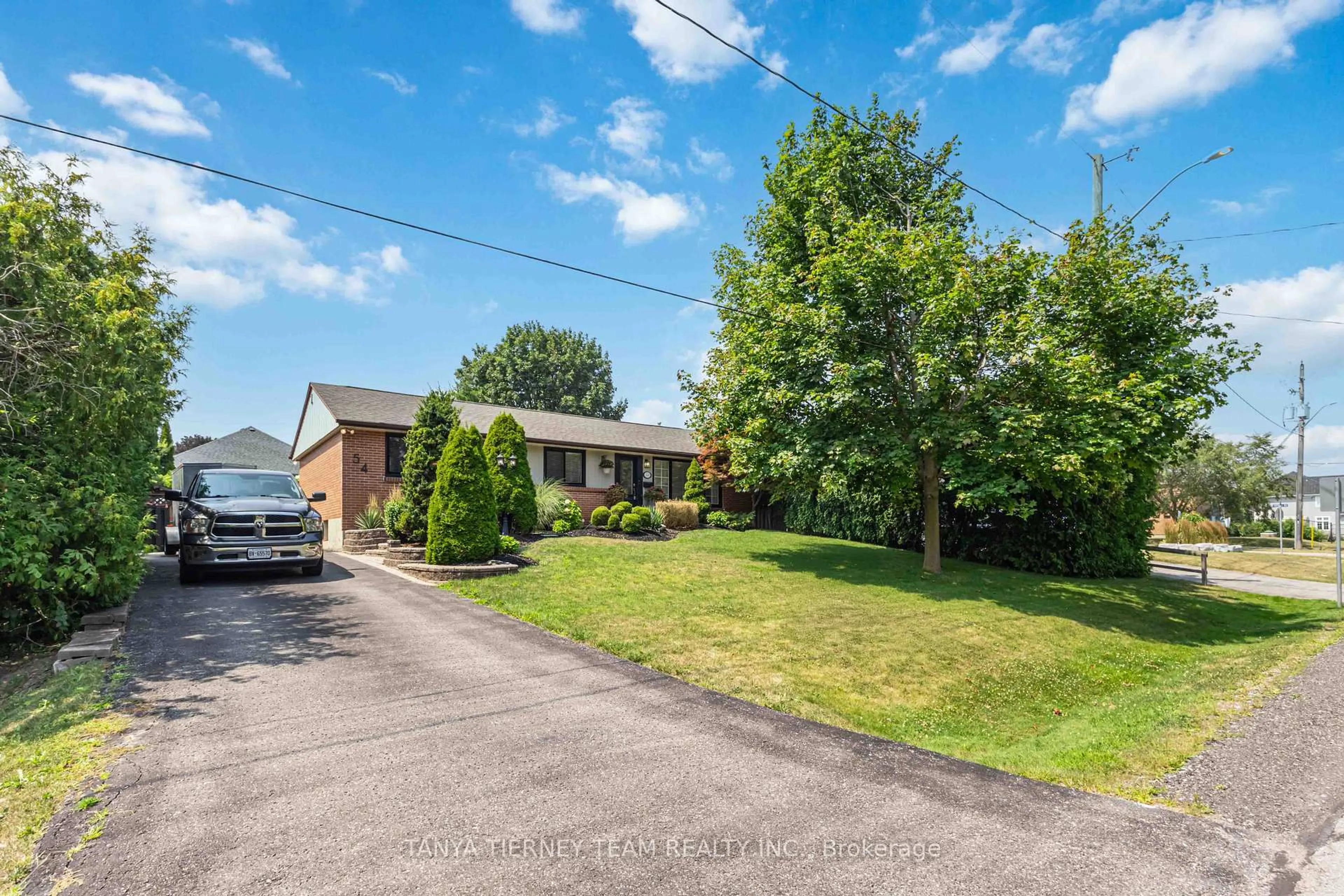 A pic from outside/outdoor area/front of a property/back of a property/a pic from drone, street for 54 Montgomery Ave, Whitby Ontario L1M 1B1
