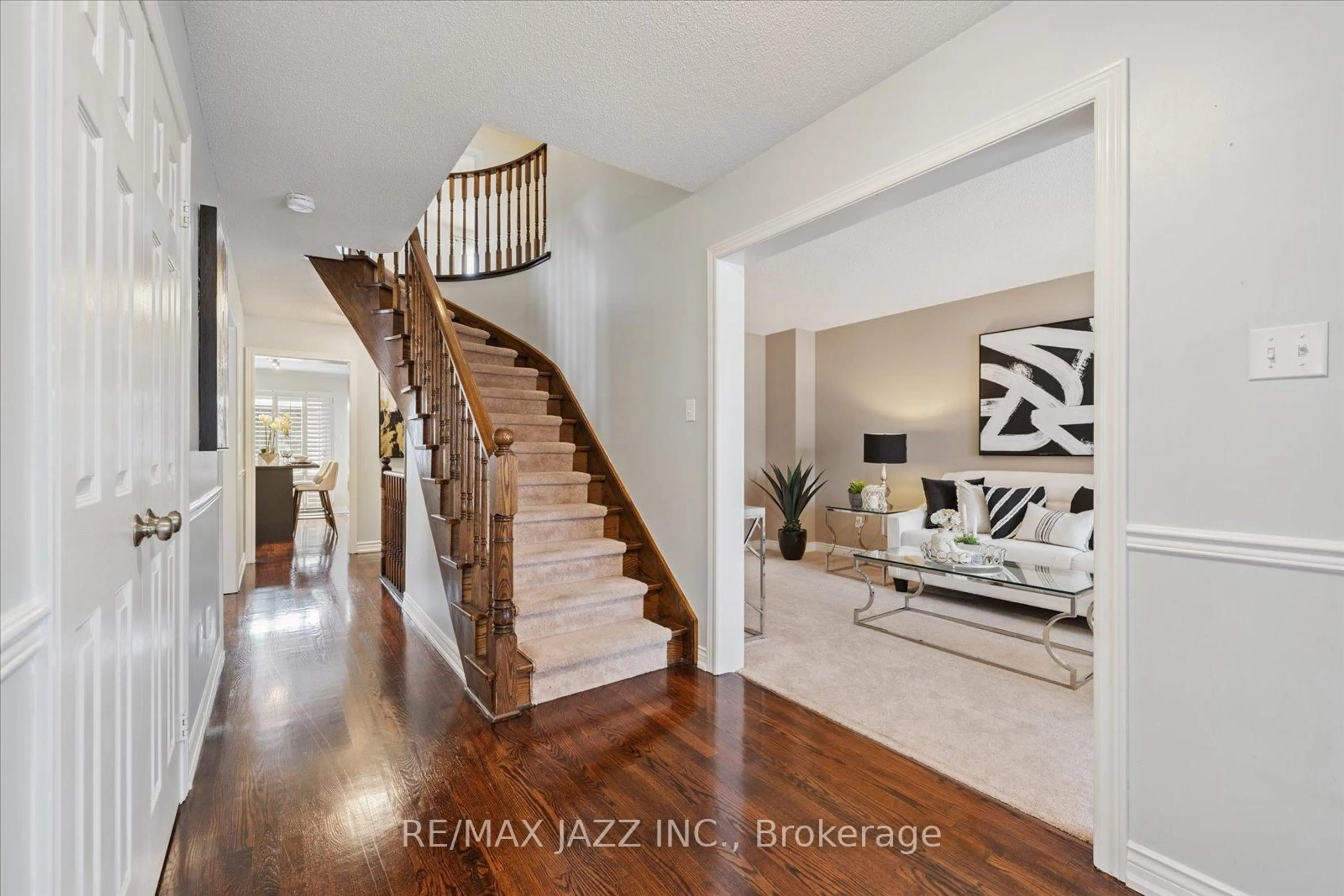 Indoor entryway for 102 Harkness Dr, Whitby Ontario L1R 2G1