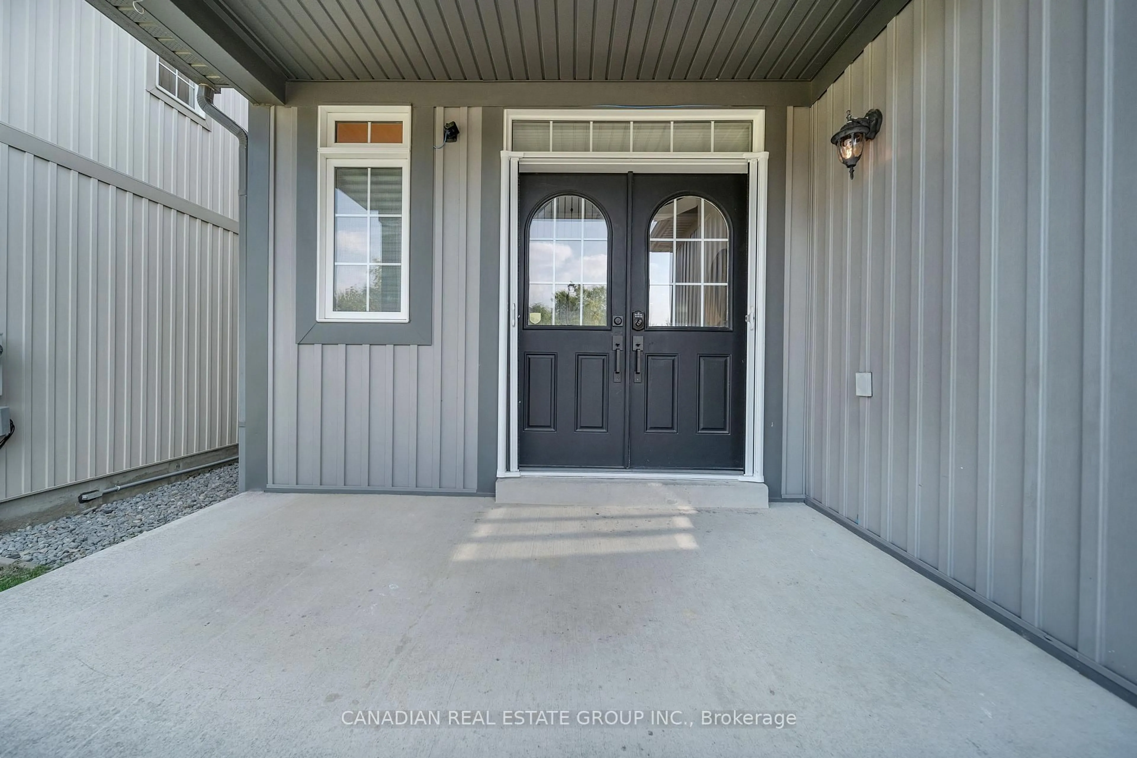 Indoor entryway for 51 Courtney St, Clarington Ontario L1C 0B9
