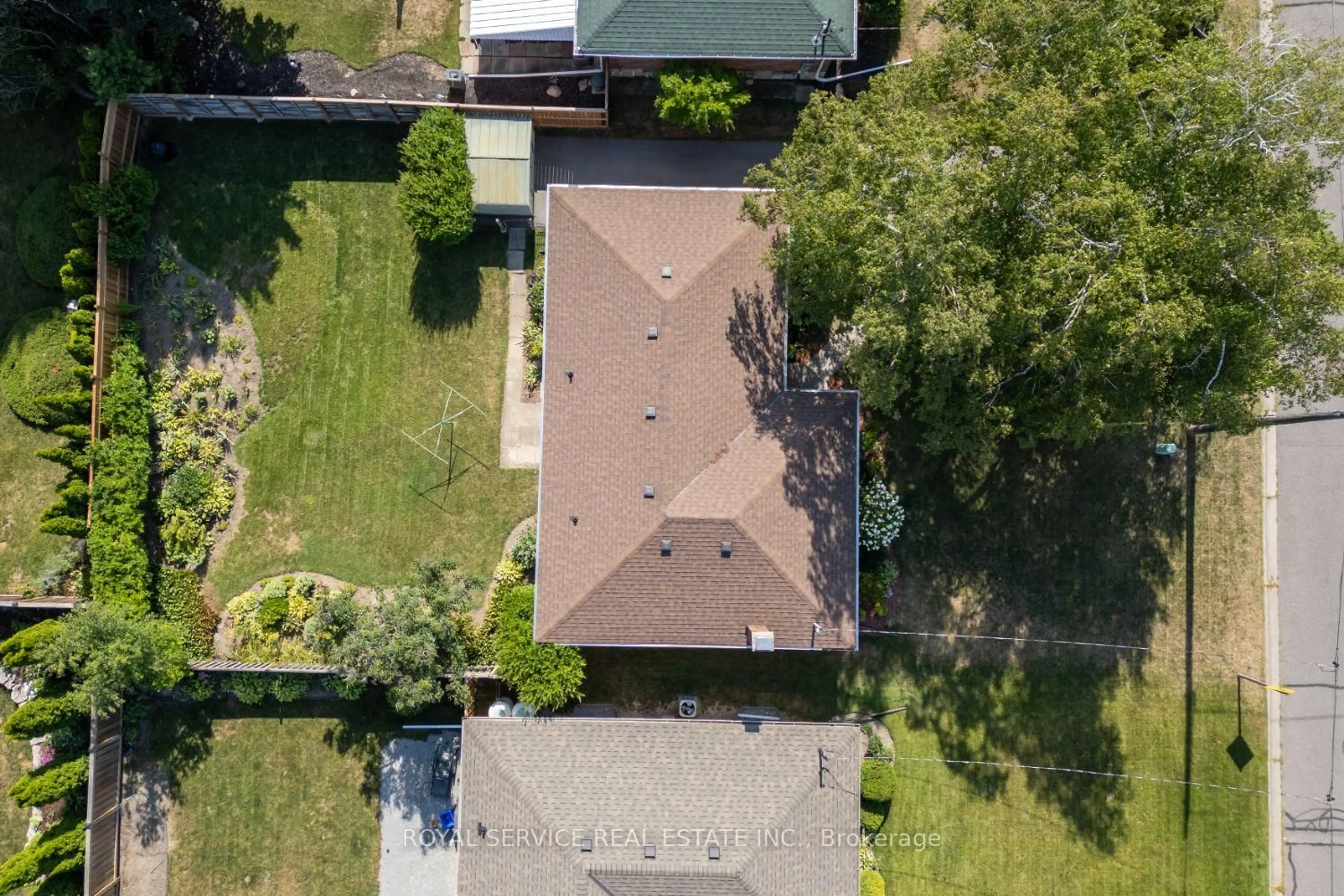 A pic from outside/outdoor area/front of a property/back of a property/a pic from drone, street for 389 Glencastle Ave, Oshawa Ontario L1J 3K7