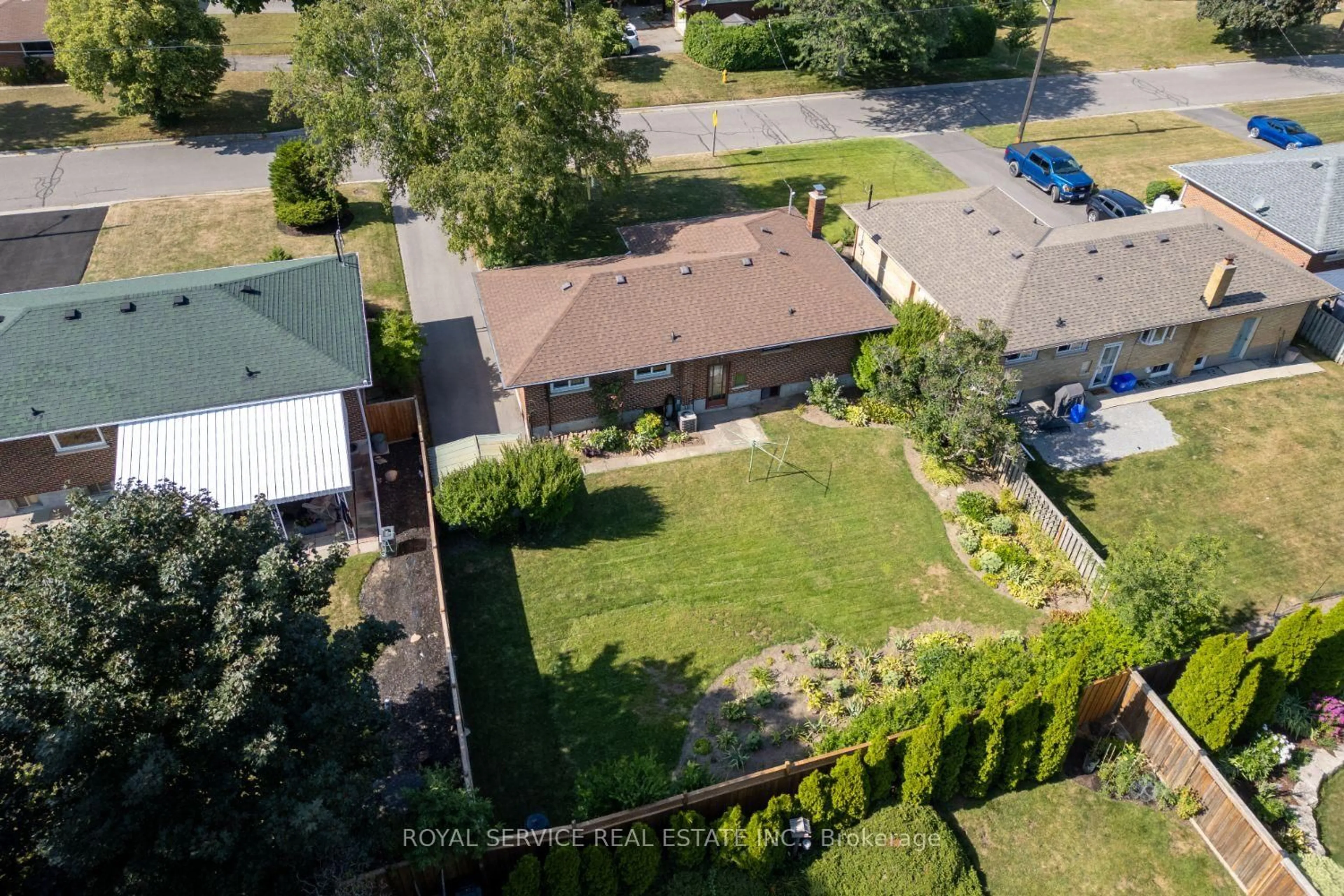A pic from outside/outdoor area/front of a property/back of a property/a pic from drone, street for 389 Glencastle Ave, Oshawa Ontario L1J 3K7