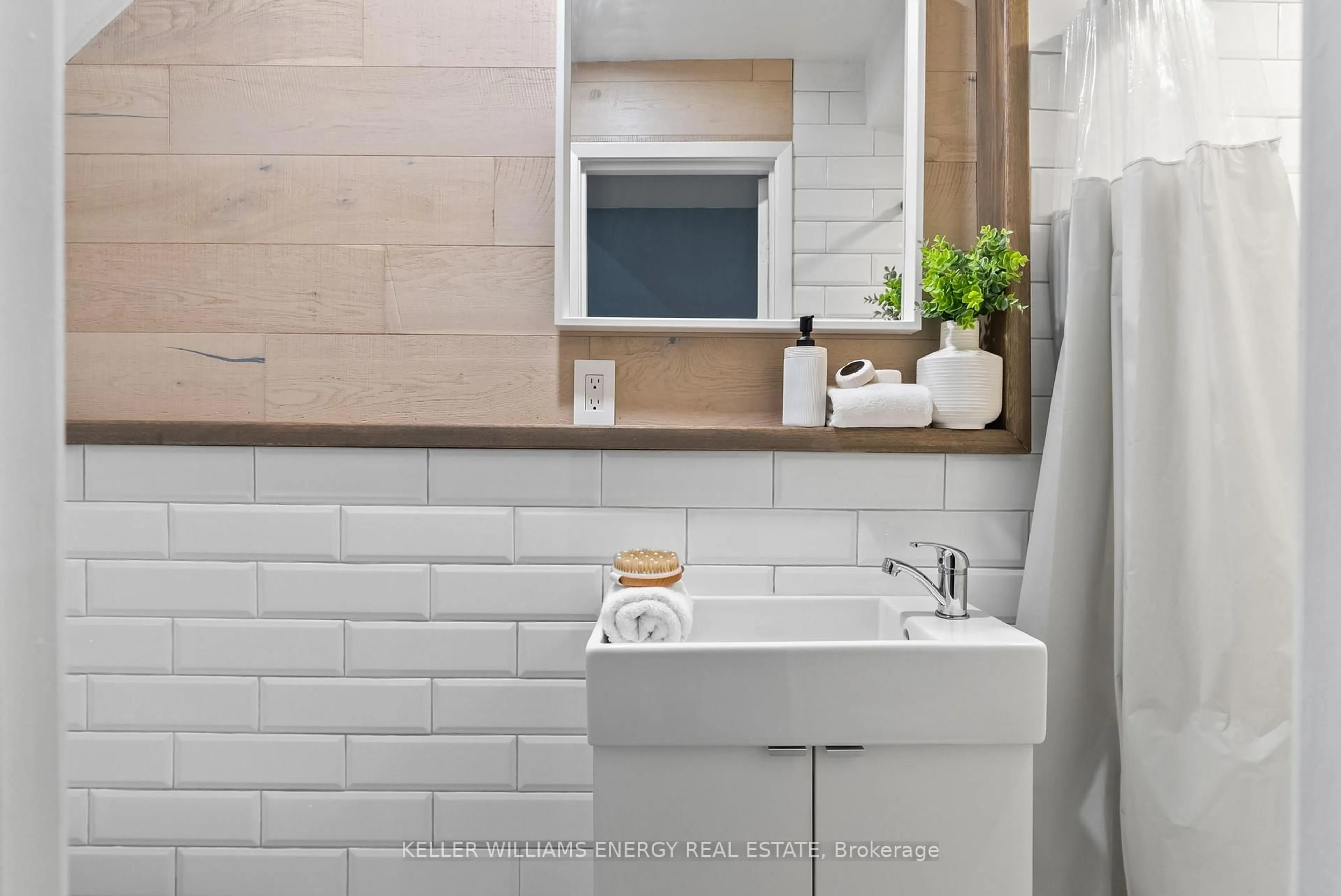 Contemporary bathroom, ceramic/tile floor for 1330 Trowbridge Dr #46, Oshawa Ontario L1G 7L1