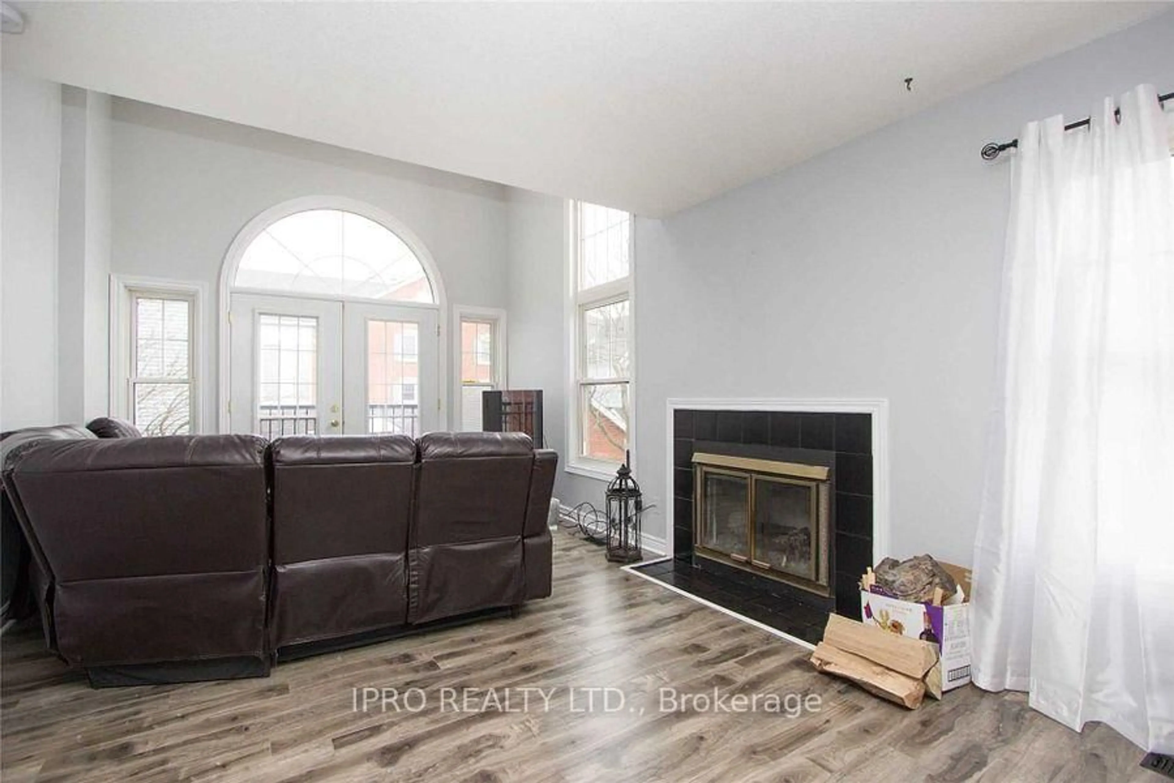 Living room with furniture, wood/laminate floor for 1663 Nash Rd #D-17, Clarington Ontario L1E 1S8