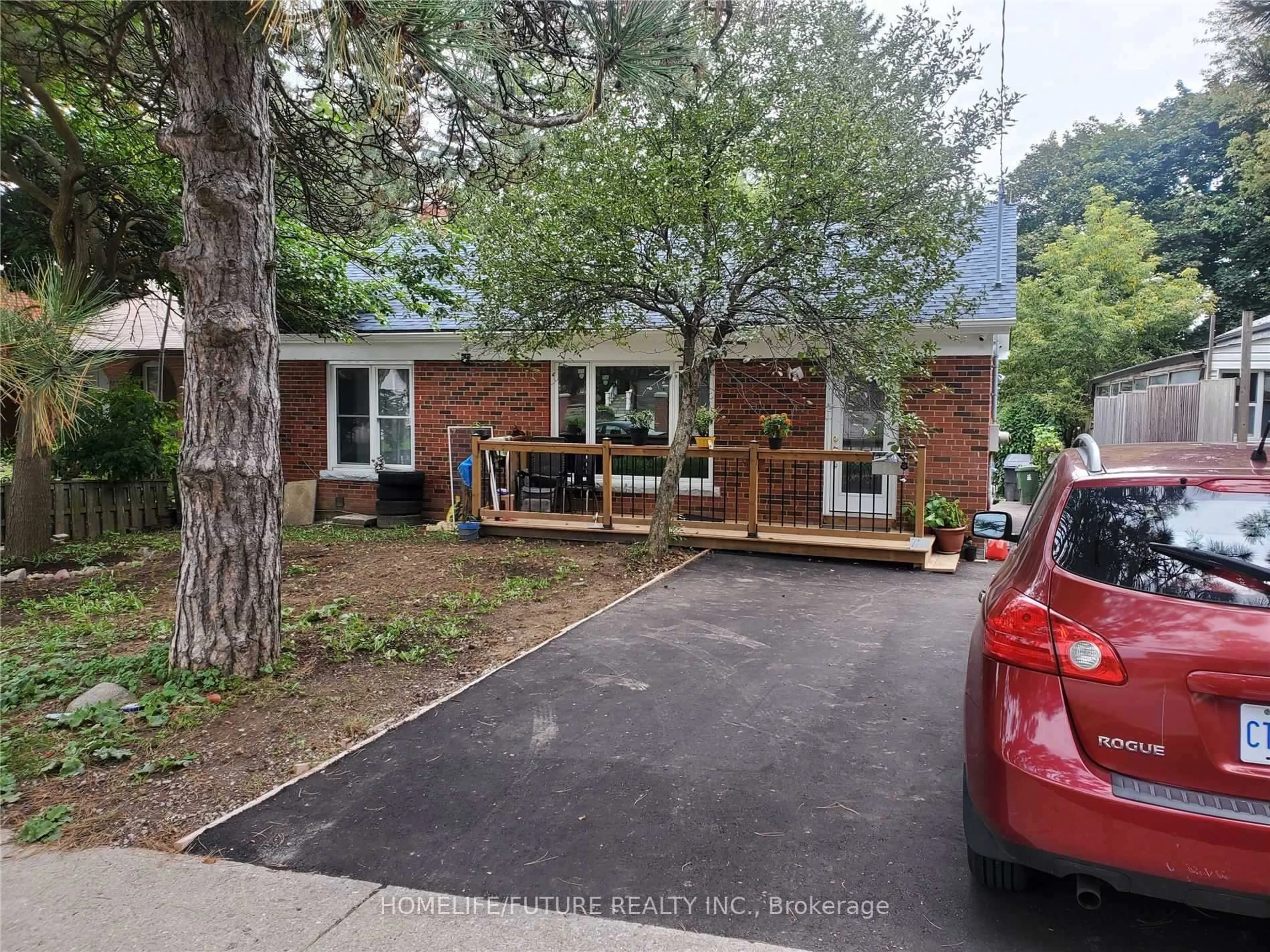 A pic from outside/outdoor area/front of a property/back of a property/a pic from drone, street for 71 Mason Rd, Toronto Ontario M1M 3R3