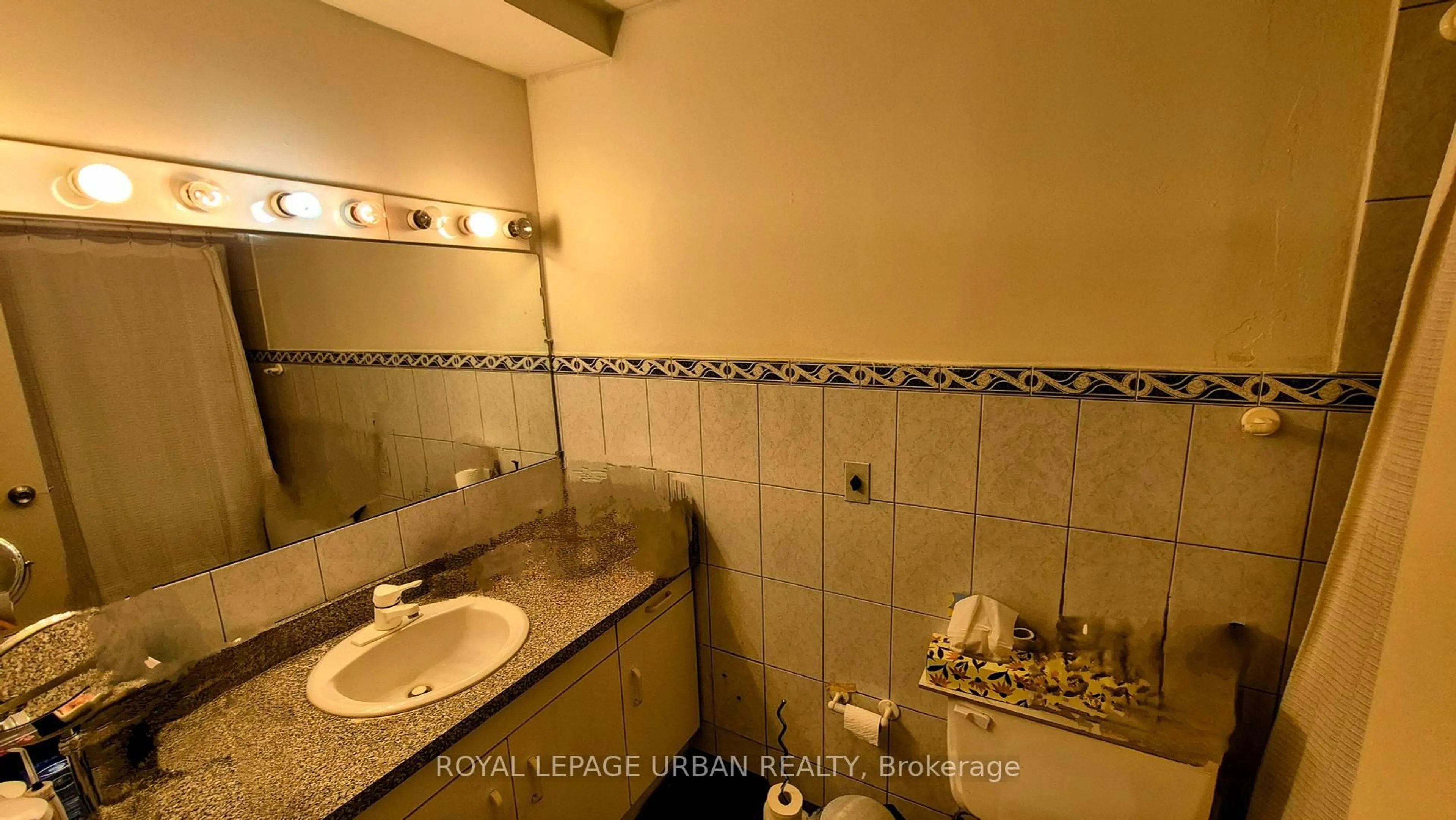 Standard bathroom, ceramic/tile floor for 1135 Logan Ave #806, Toronto Ontario M4K 3Y2
