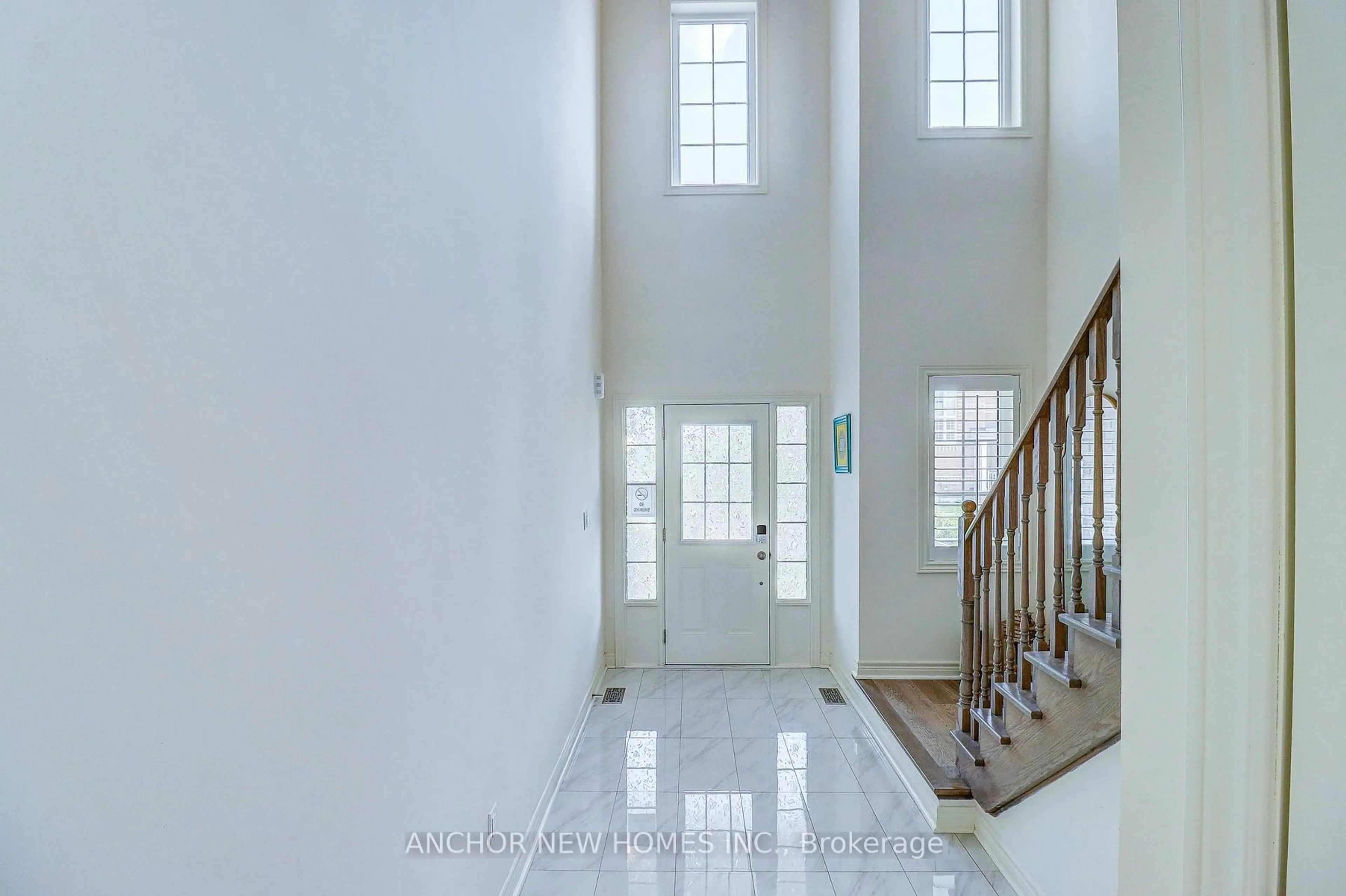 Indoor foyer for 640 Fleetwood Dr, Oshawa Ontario L1K 0A2