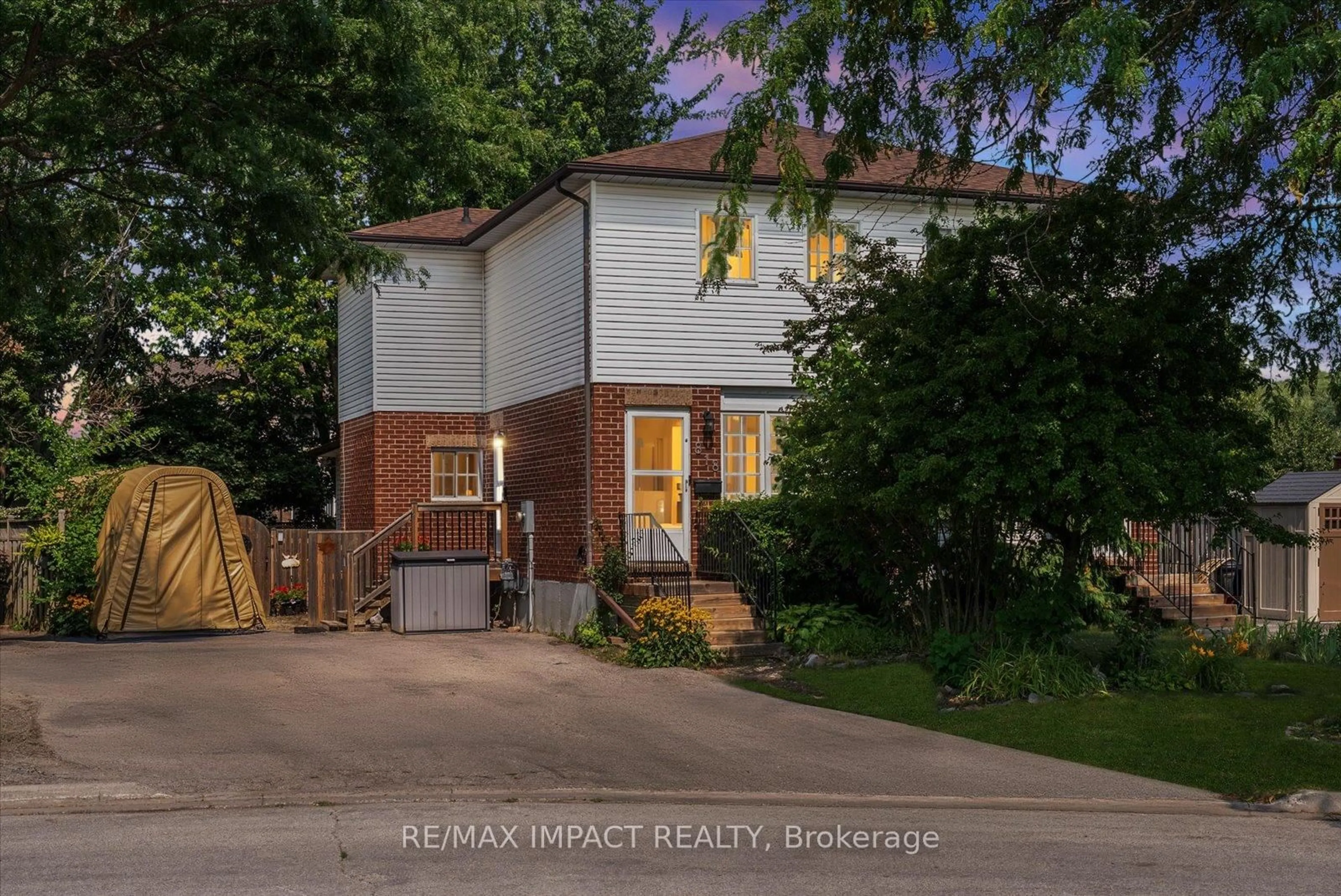 A pic from outside/outdoor area/front of a property/back of a property/a pic from drone, street for 818 Buttonbush Crt, Oshawa Ontario L1K 2H9