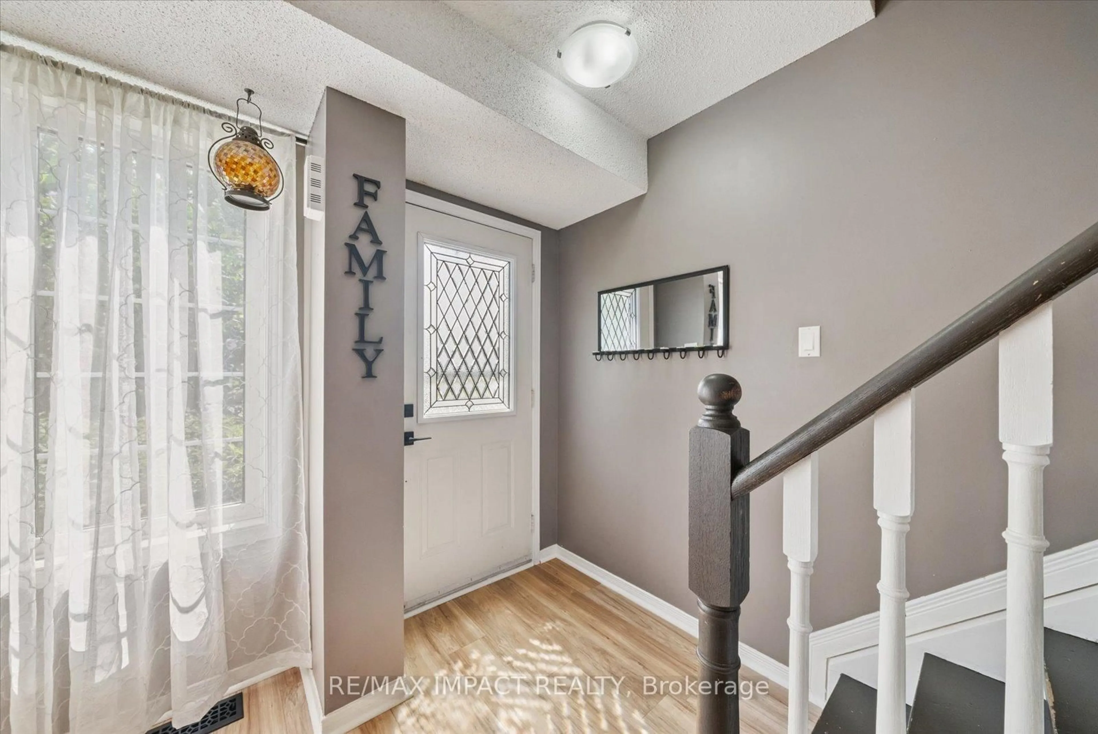 Indoor entryway for 818 Buttonbush Crt, Oshawa Ontario L1K 2H9