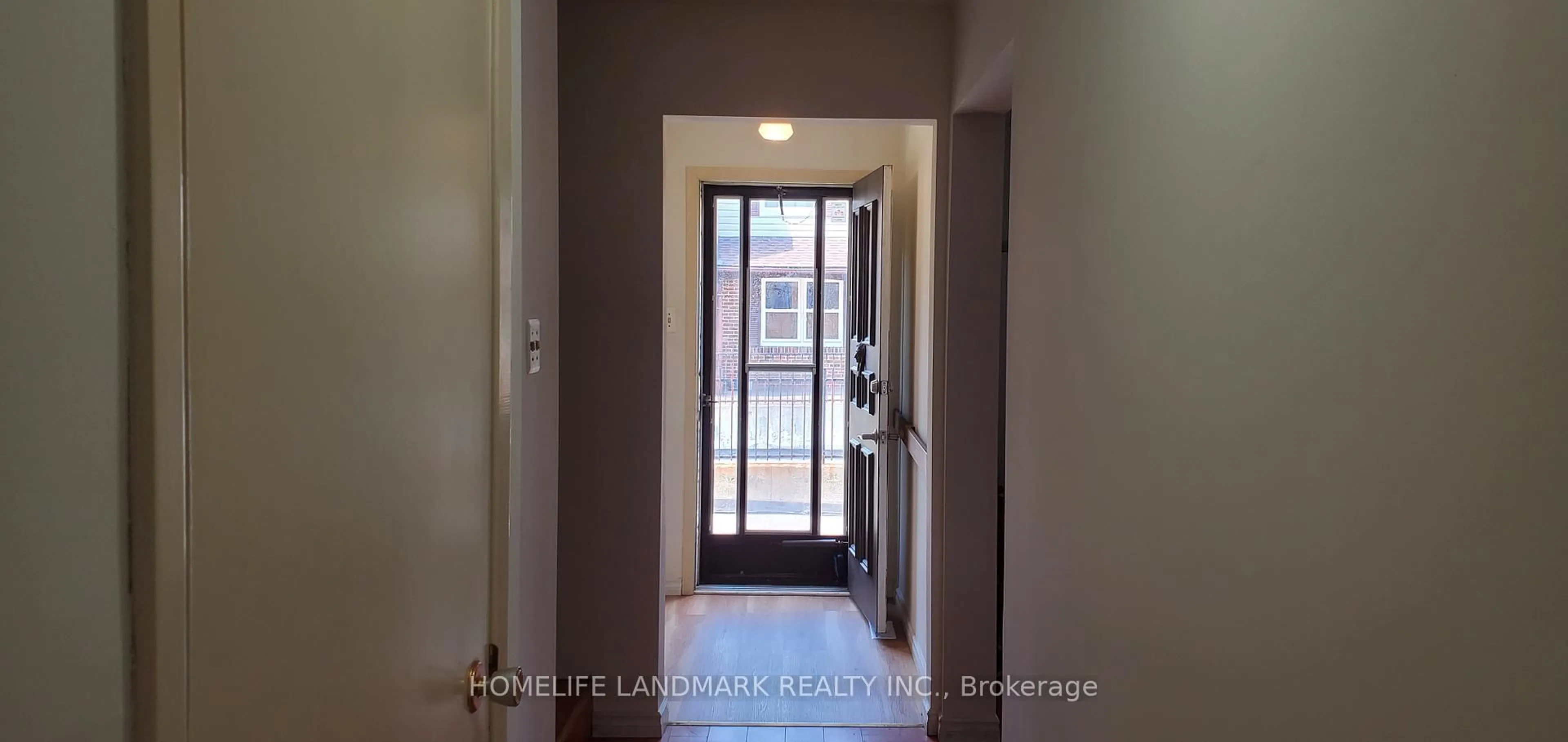 Indoor foyer for 91 L'Amoreaux Dr #102, Toronto Ontario M1W 2J8