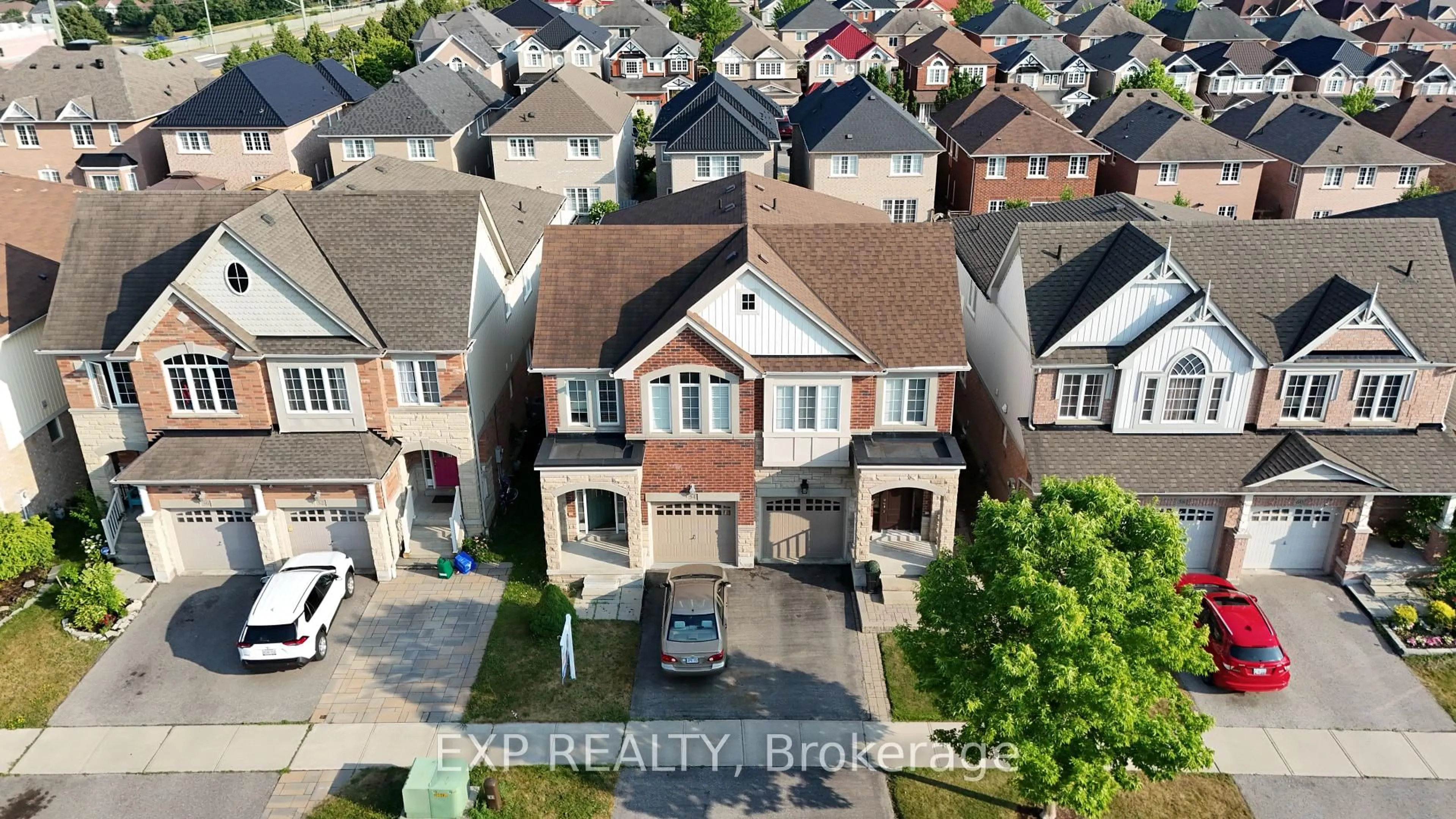 A pic from outside/outdoor area/front of a property/back of a property/a pic from drone, street for 54 Tozer Cres, Ajax Ontario L1T 5A1