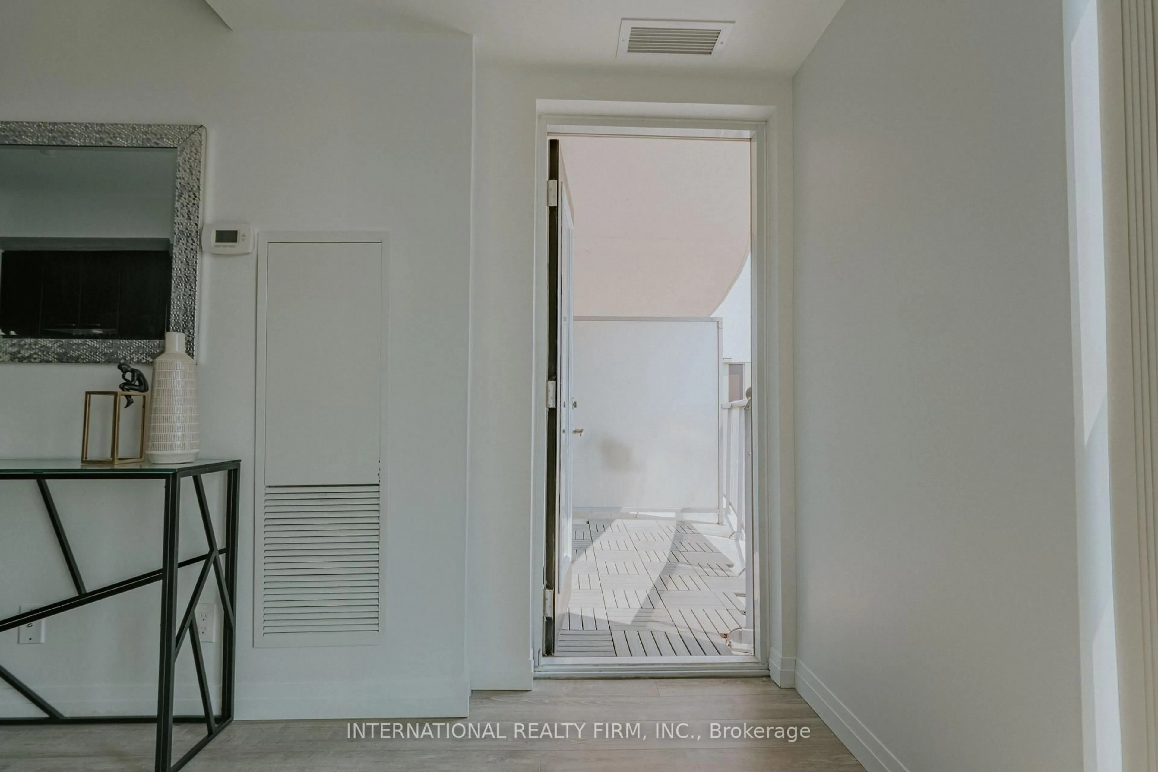 Indoor entryway for 2152 Lawrence Ave #507, Toronto Ontario M1R 0B5