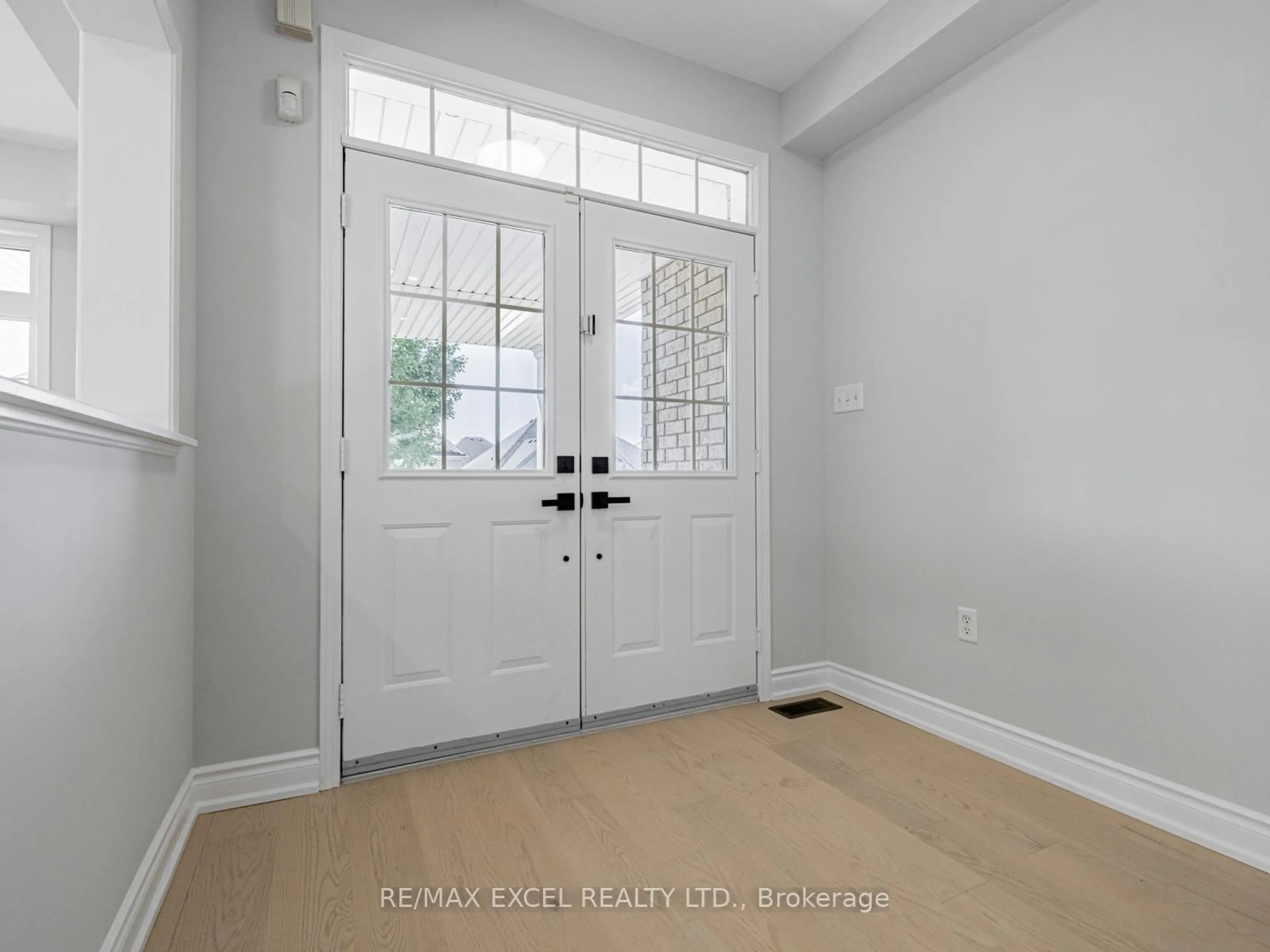Indoor entryway for 1993 Rockcreek Dr, Oshawa Ontario L1K 3B8