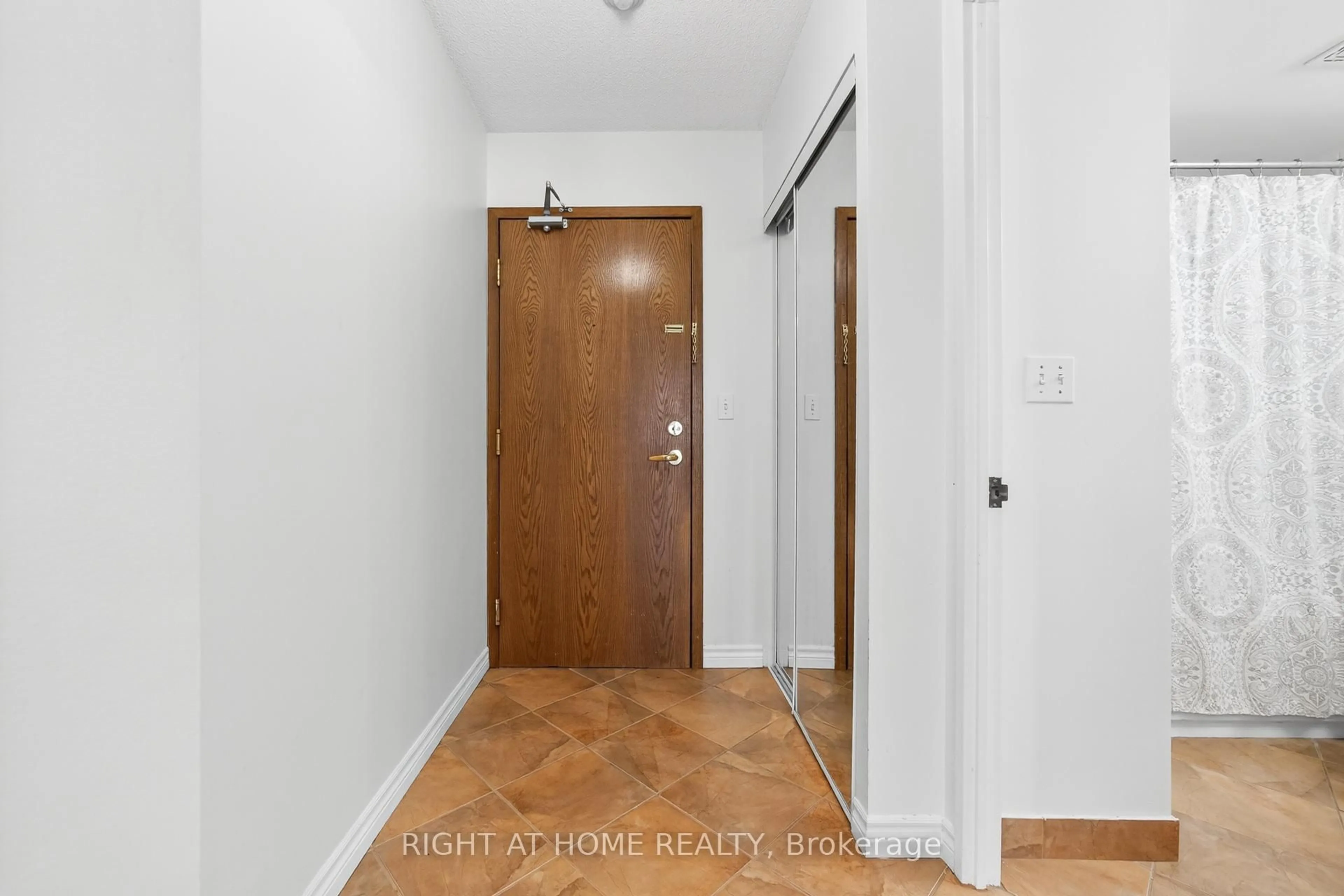 Indoor entryway for 1 Lee Centre Dr #613, Toronto Ontario M1H 3J2