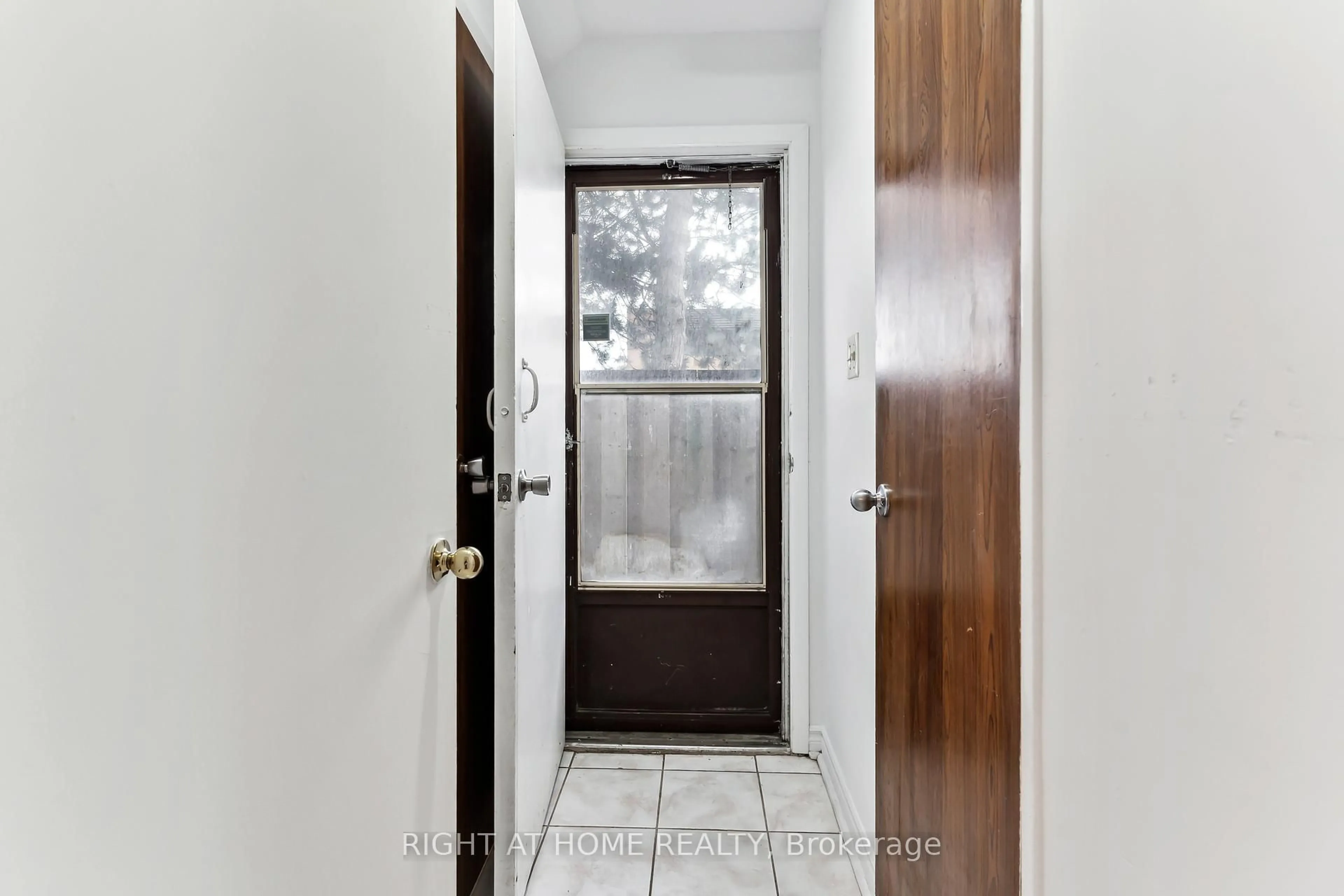 Indoor entryway for 44 Chester Le Blvd #92, Toronto Ontario M1W 2M8