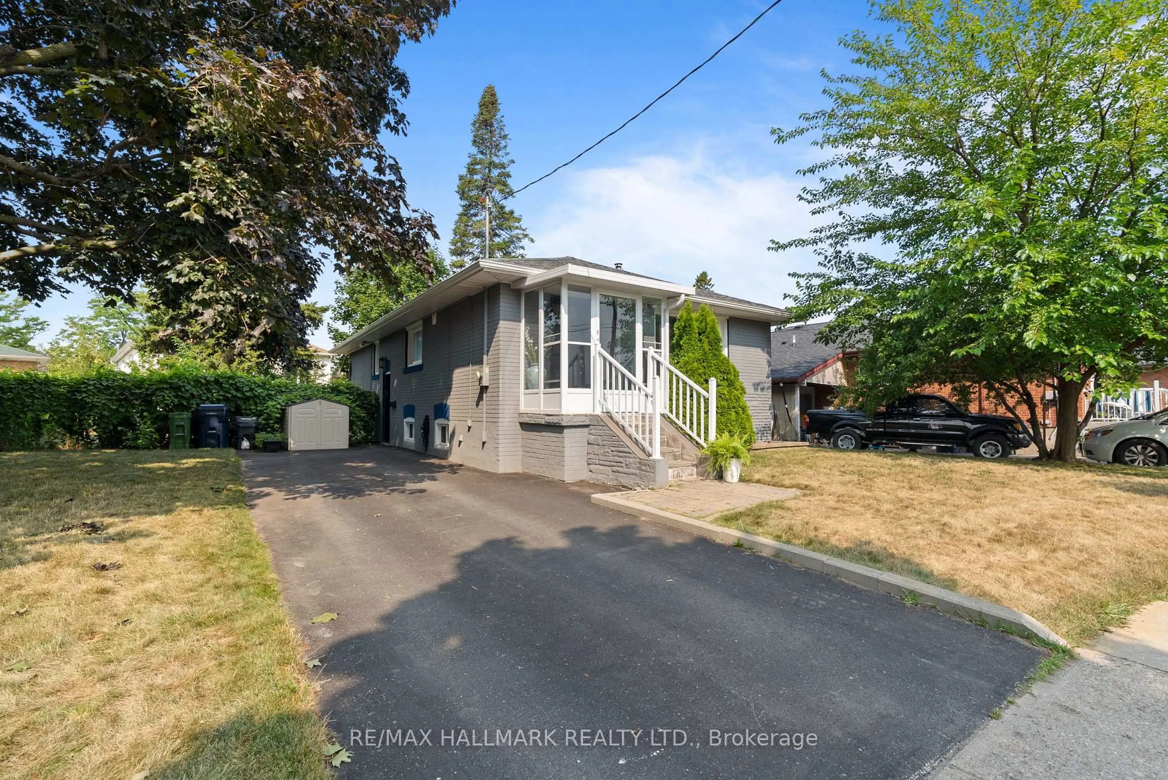 A pic from outside/outdoor area/front of a property/back of a property/a pic from drone, street for 6 Ivanhoe Crt, Toronto Ontario M1R 3G9