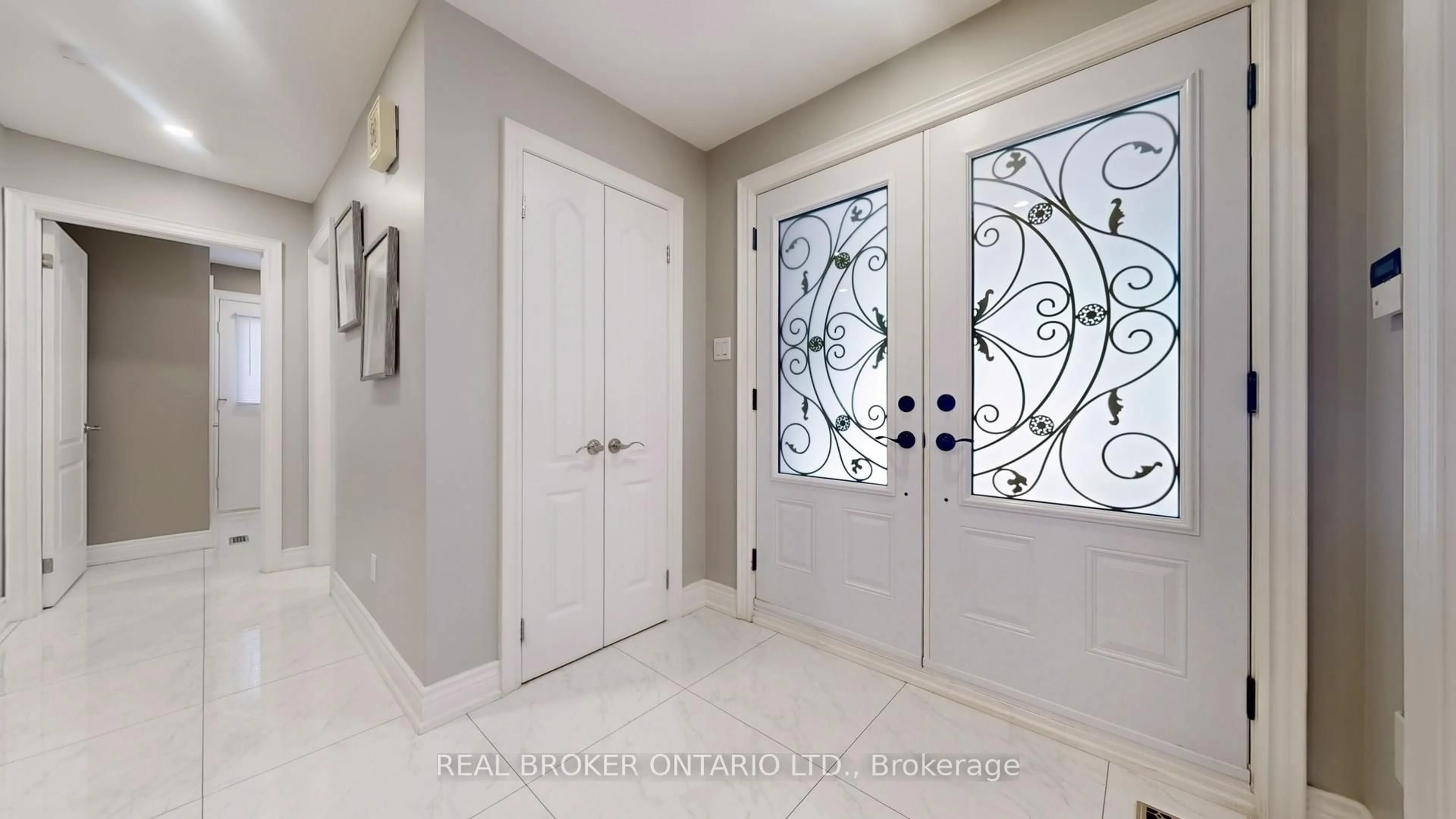 Indoor entryway for 255 Port Royal Tr, Toronto Ontario M1V 2K2