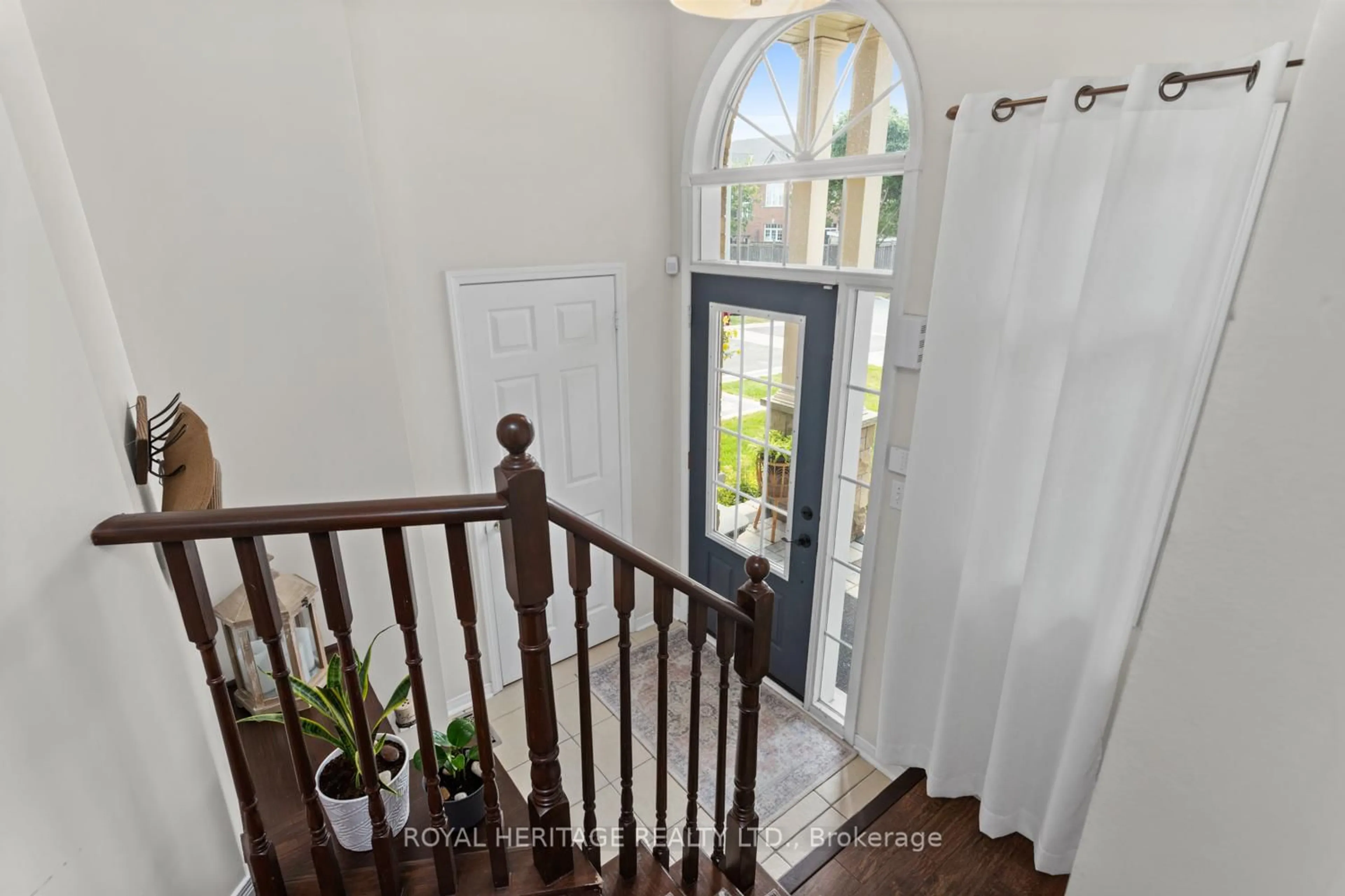 Indoor entryway for 11 Piper Cres, Clarington Ontario L1C 0G3