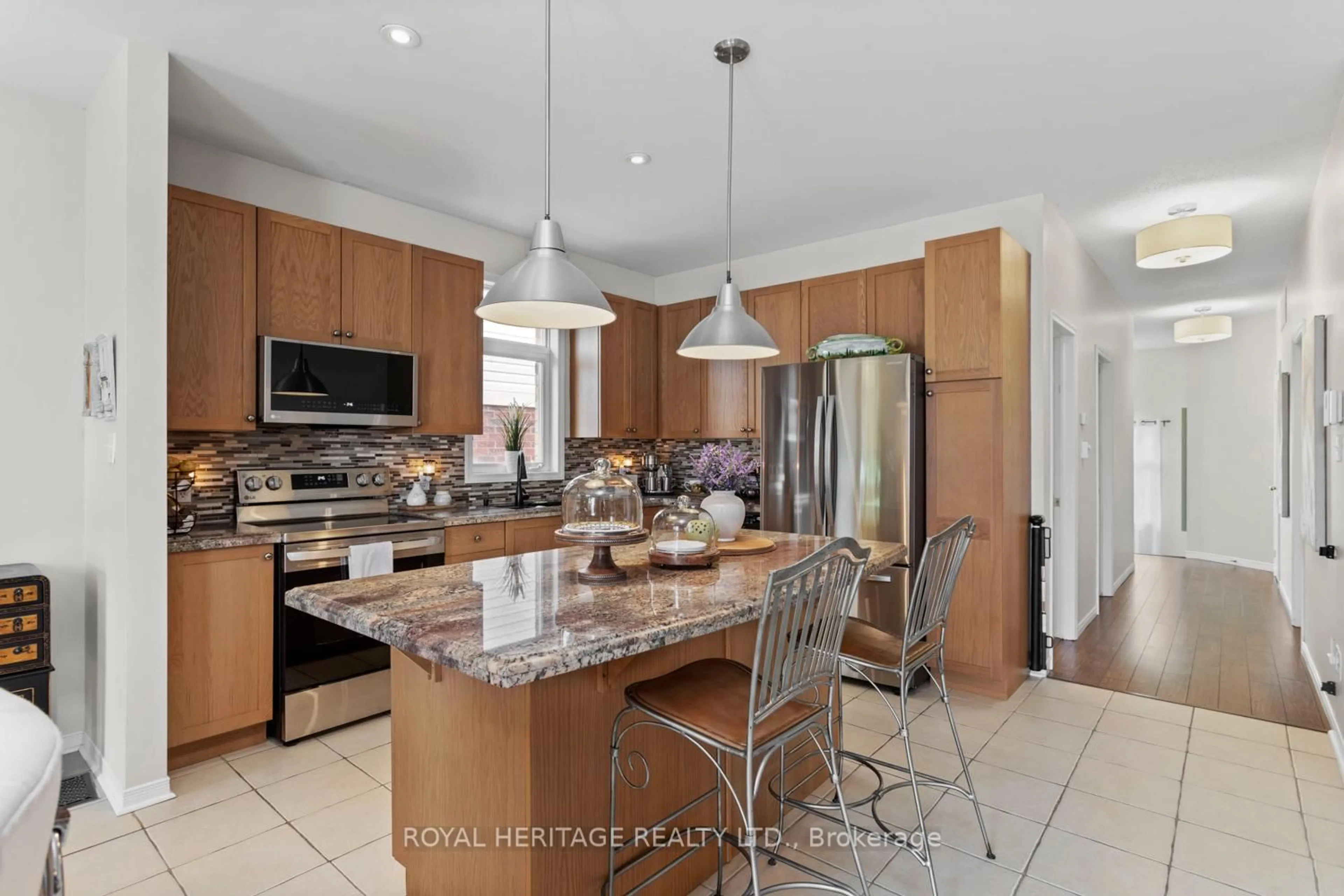 Open concept kitchen, ceramic/tile floor for 11 Piper Cres, Clarington Ontario L1C 0G3