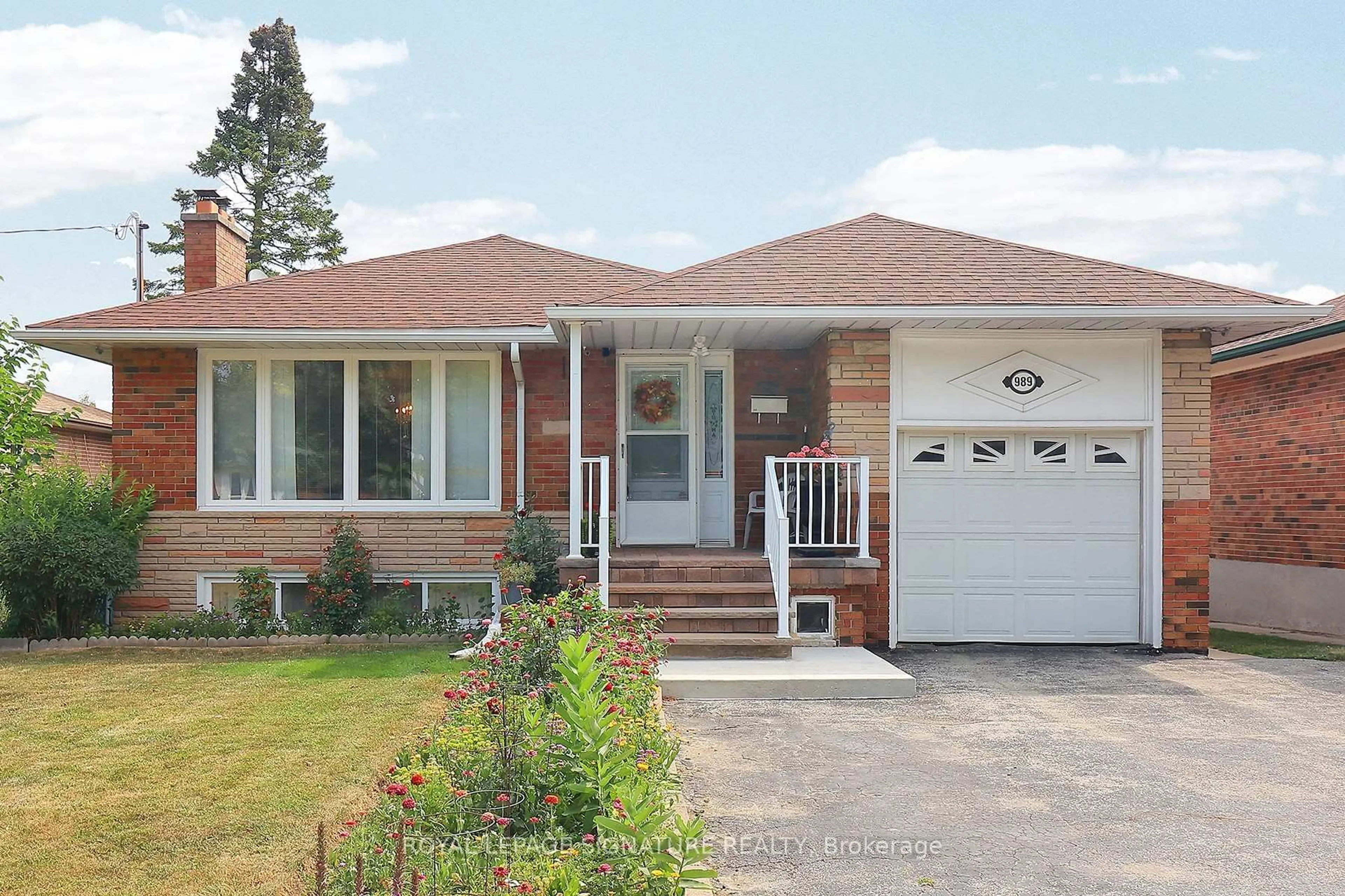 Home with brick exterior material, street for 989 Midland Ave, Toronto Ontario M1K 4G7