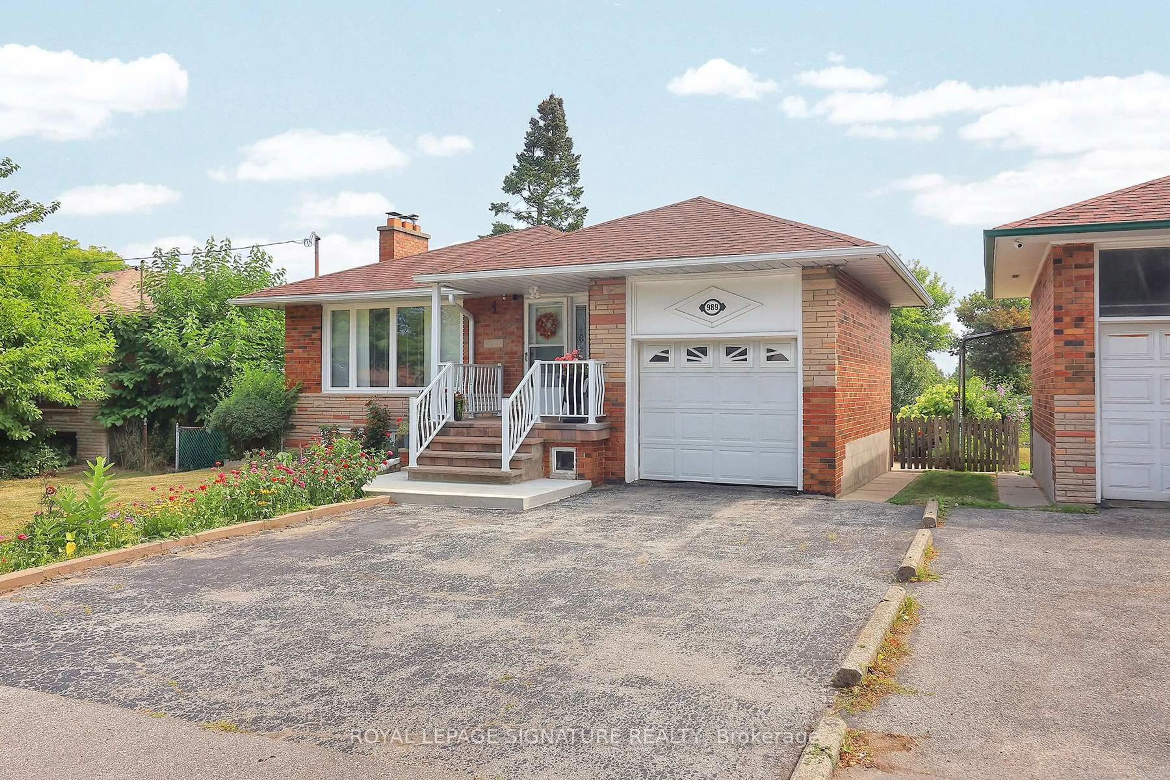 Home with brick exterior material, street for 989 Midland Ave, Toronto Ontario M1K 4G7