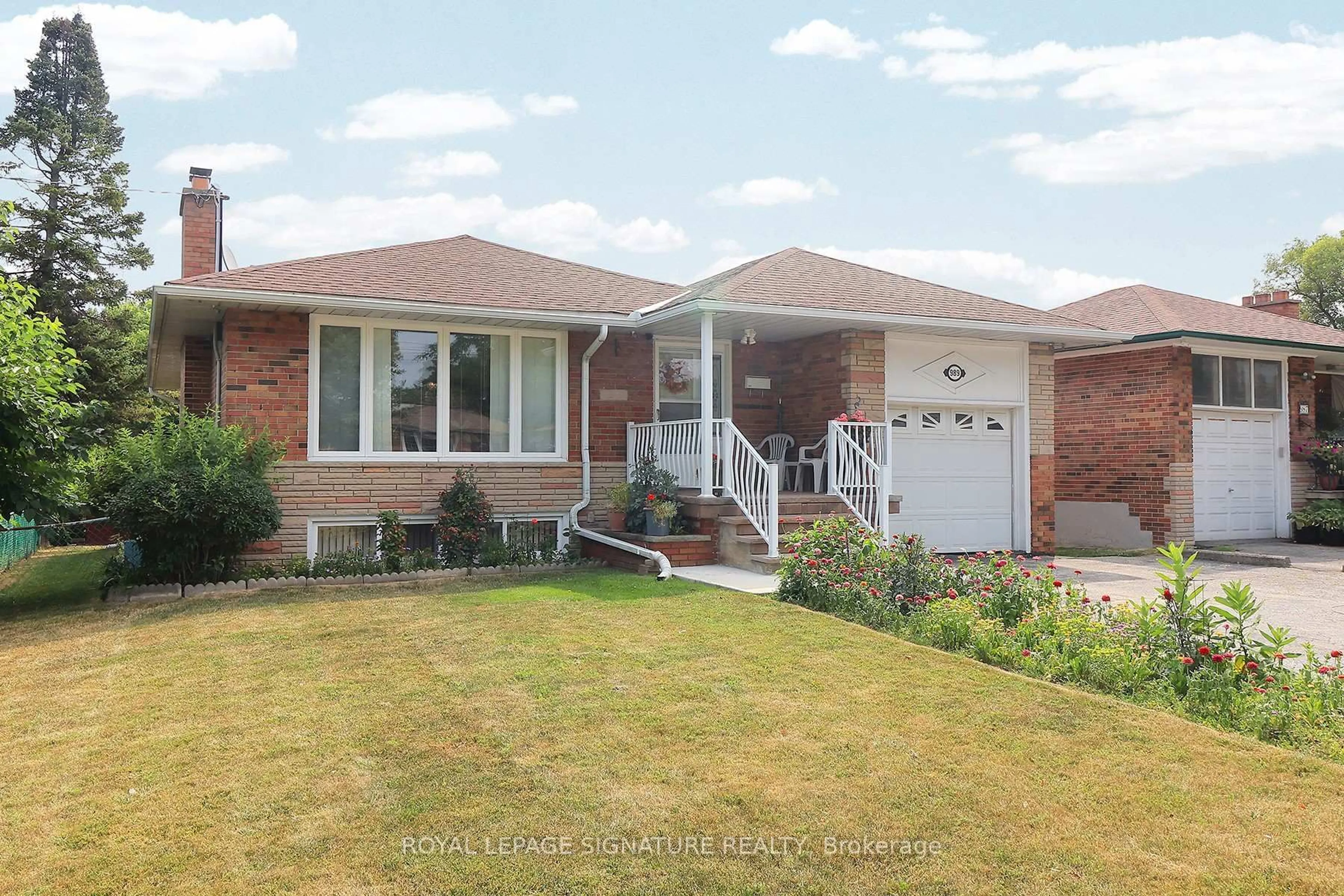 Home with brick exterior material, street for 989 Midland Ave, Toronto Ontario M1K 4G7