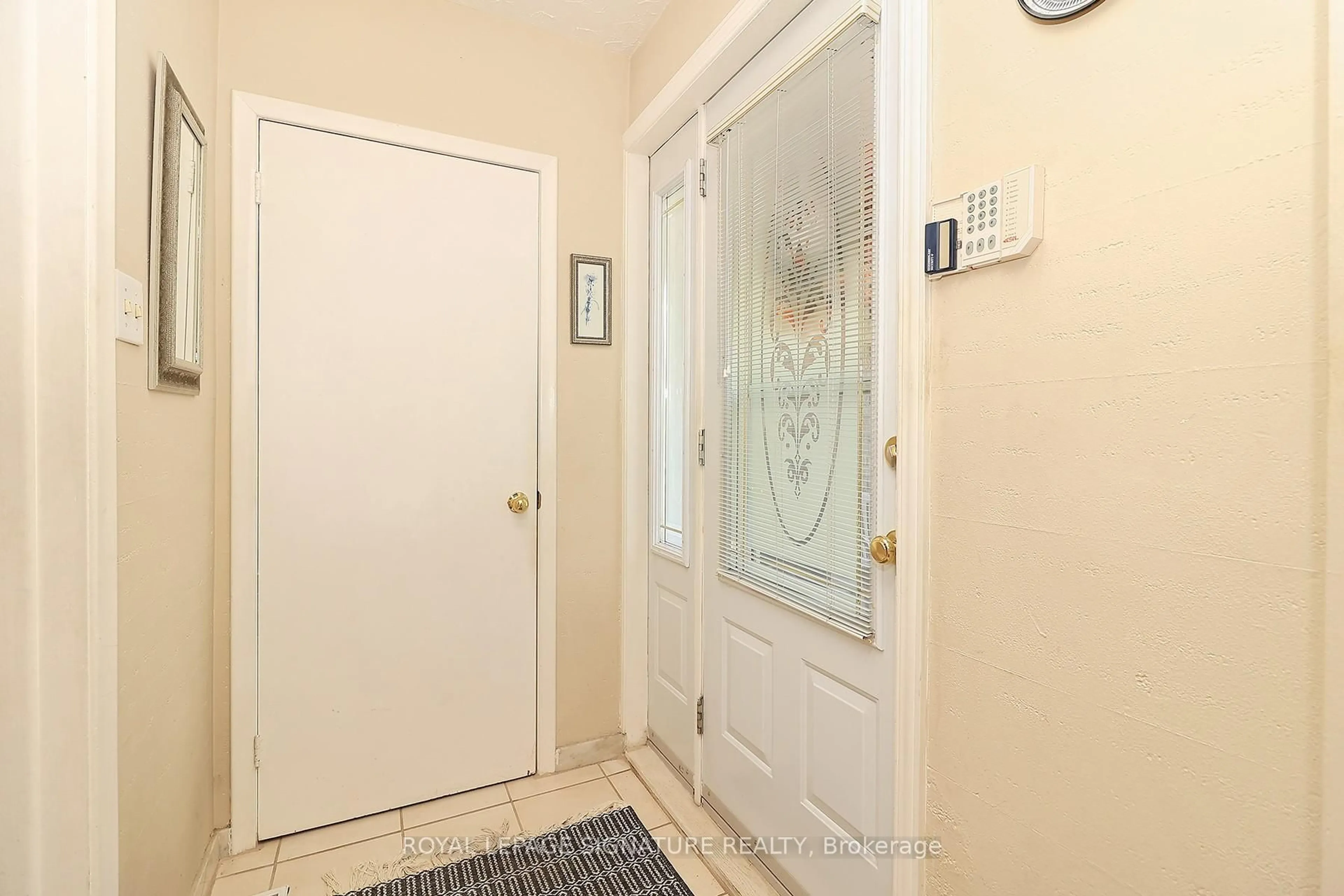 Indoor entryway for 989 Midland Ave, Toronto Ontario M1K 4G7