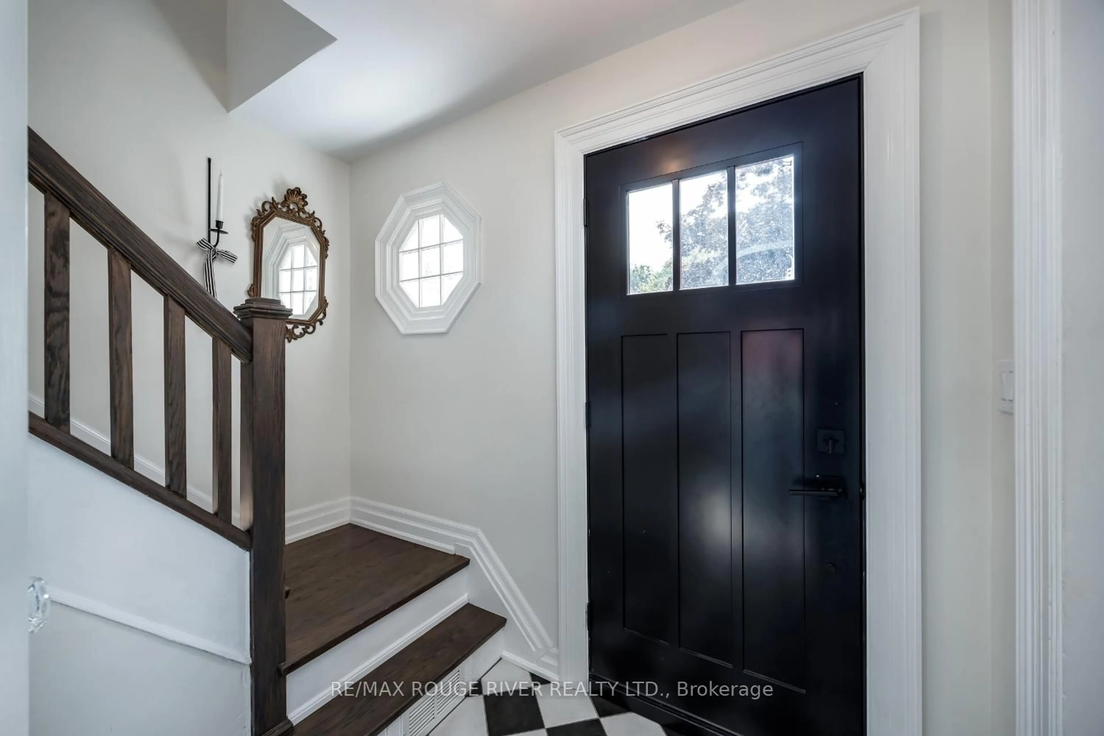 Indoor entryway for 345 Masson St, Oshawa Ontario L1G 4Z5