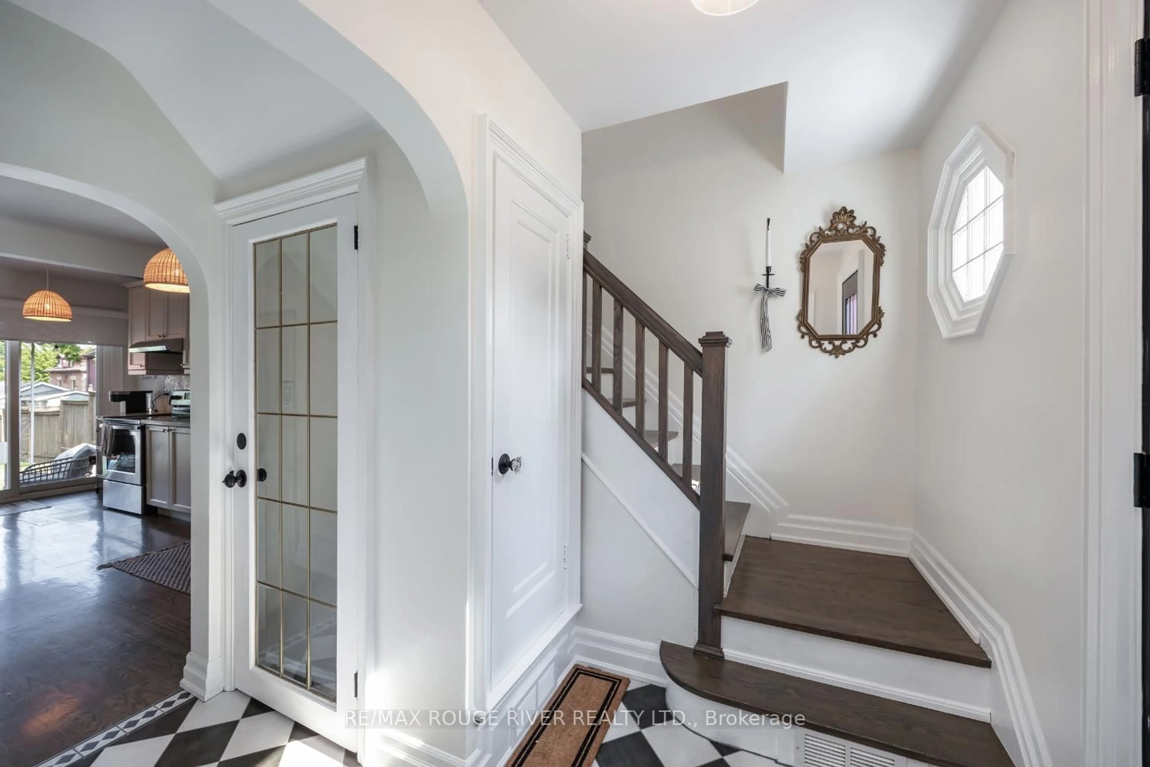 Indoor entryway for 345 Masson St, Oshawa Ontario L1G 4Z5