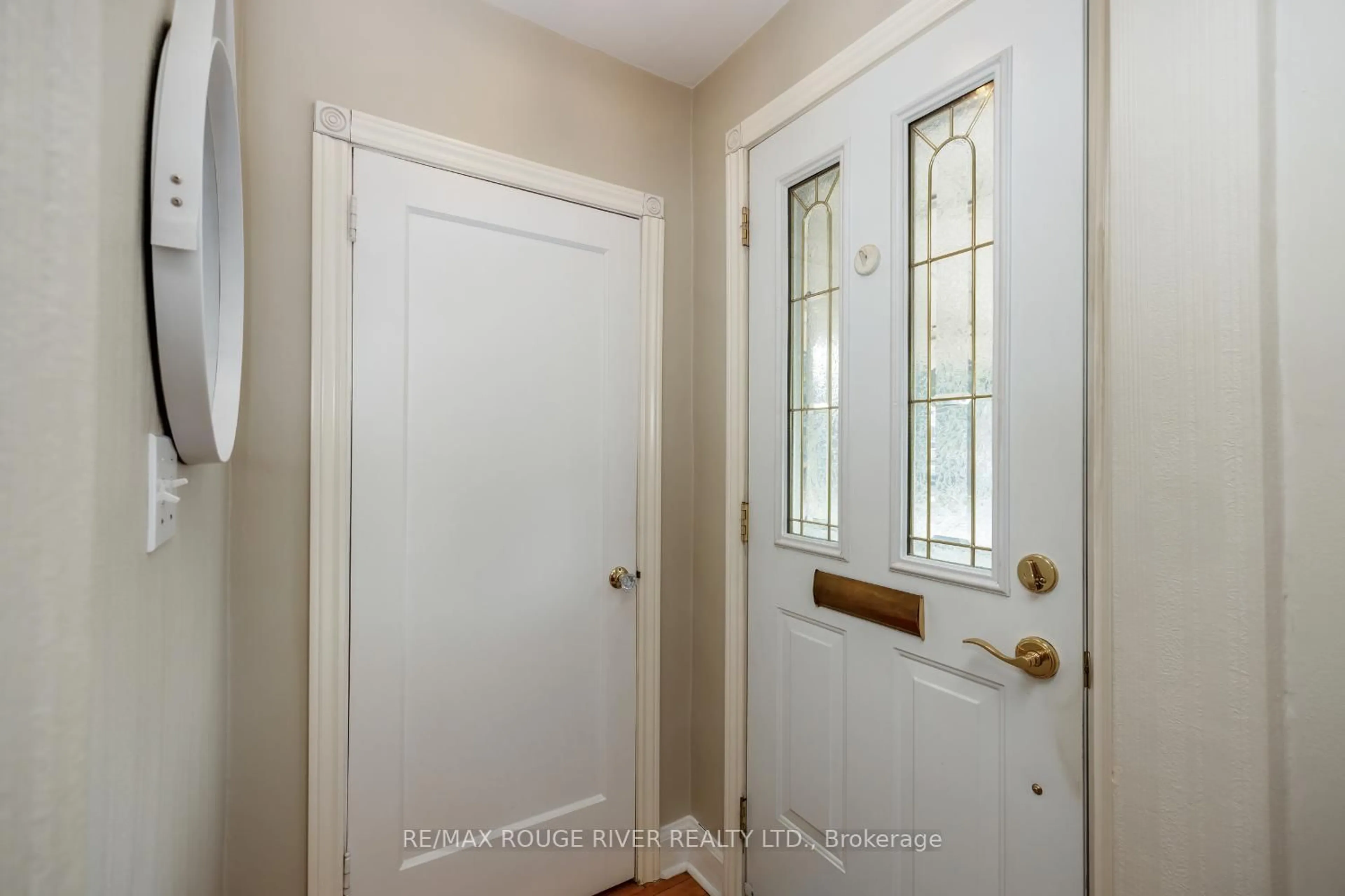 Indoor entryway for 381 Leslie St, Oshawa Ontario L1G 5H8