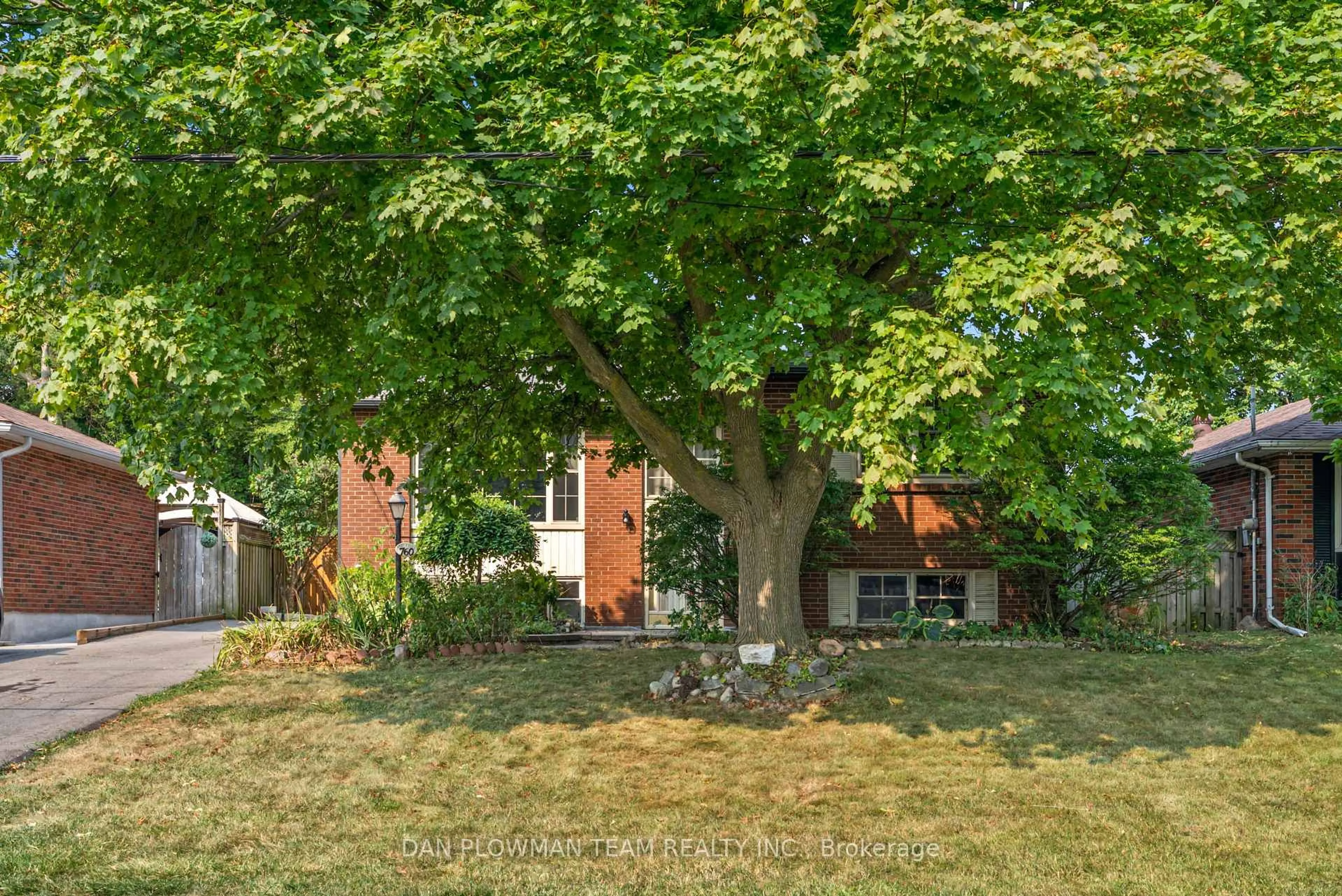 A pic from outside/outdoor area/front of a property/back of a property/a pic from drone, street for 760 Hillcrest Rd, Pickering Ontario L1W 2P4