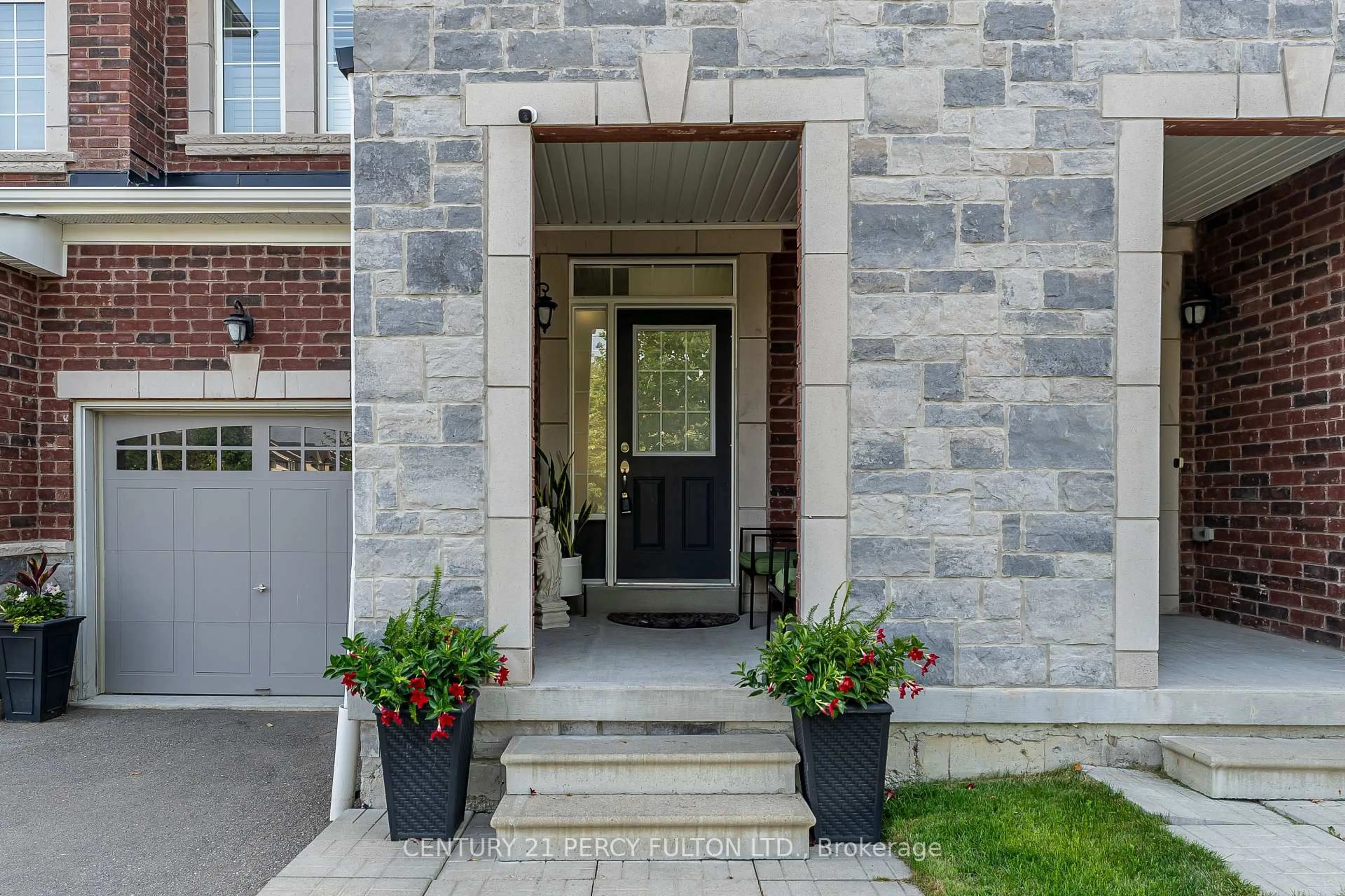 Indoor entryway for 49 Rimrock Cres, Whitby Ontario L1N 0E5