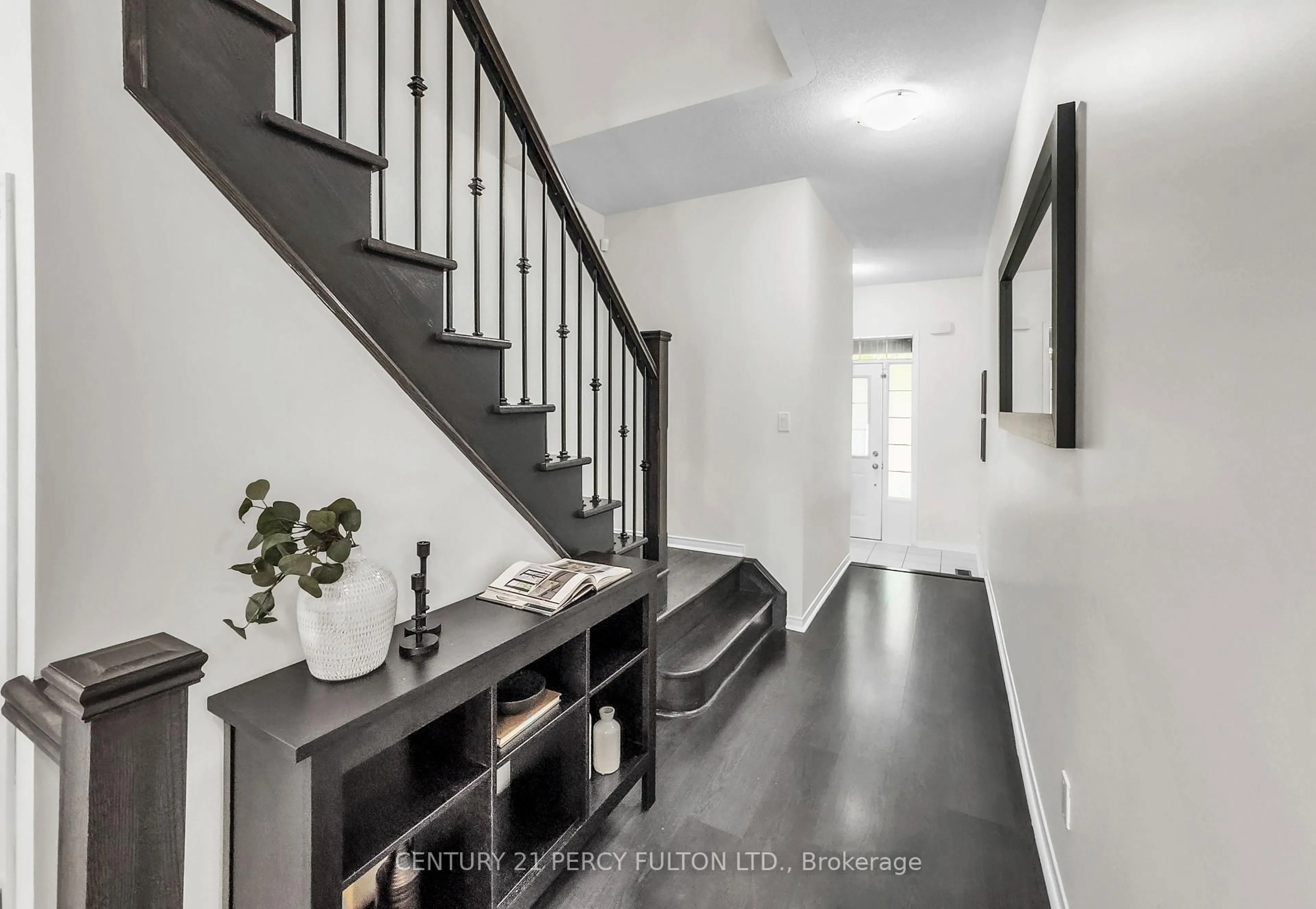 Indoor entryway for 49 Rimrock Cres, Whitby Ontario L1N 0E5